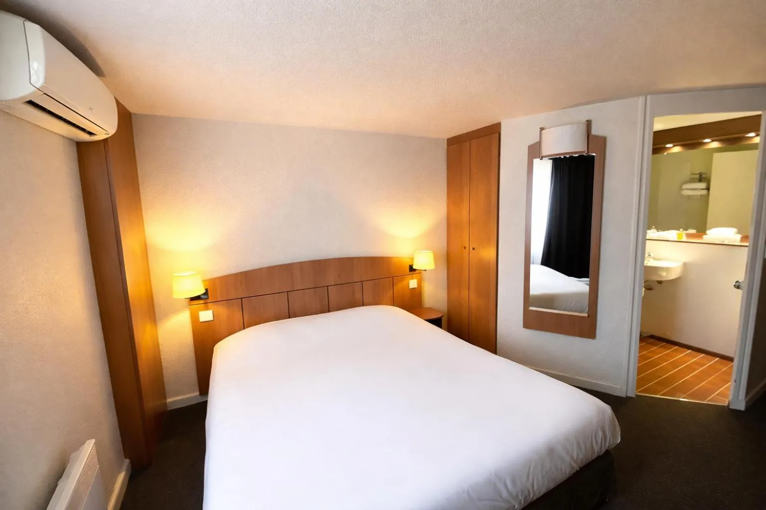 Photo of the whole room, Bed in Kyriad Montargis Amilly