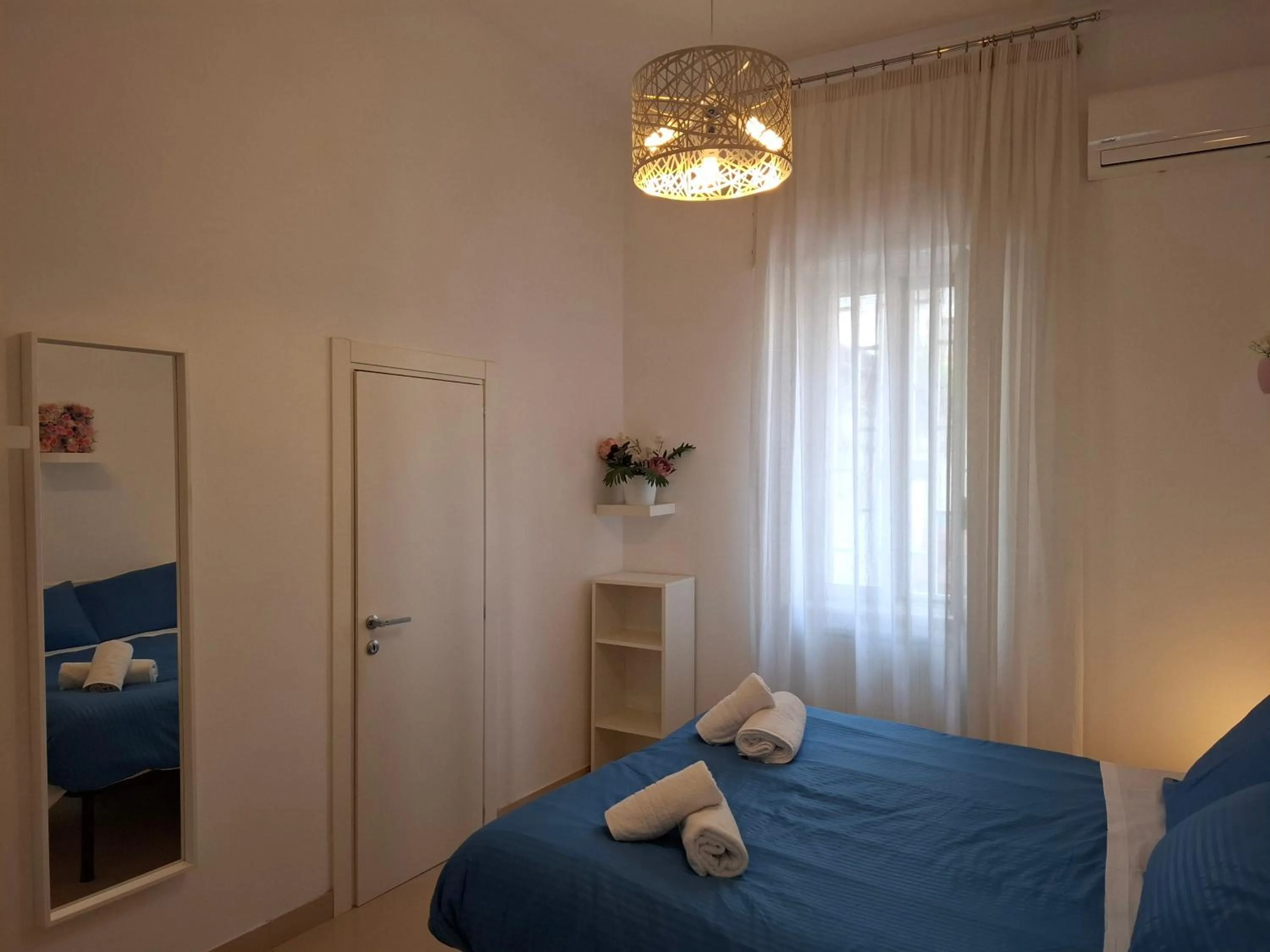 Photo of the whole room, Bed in Dimora Filangieri