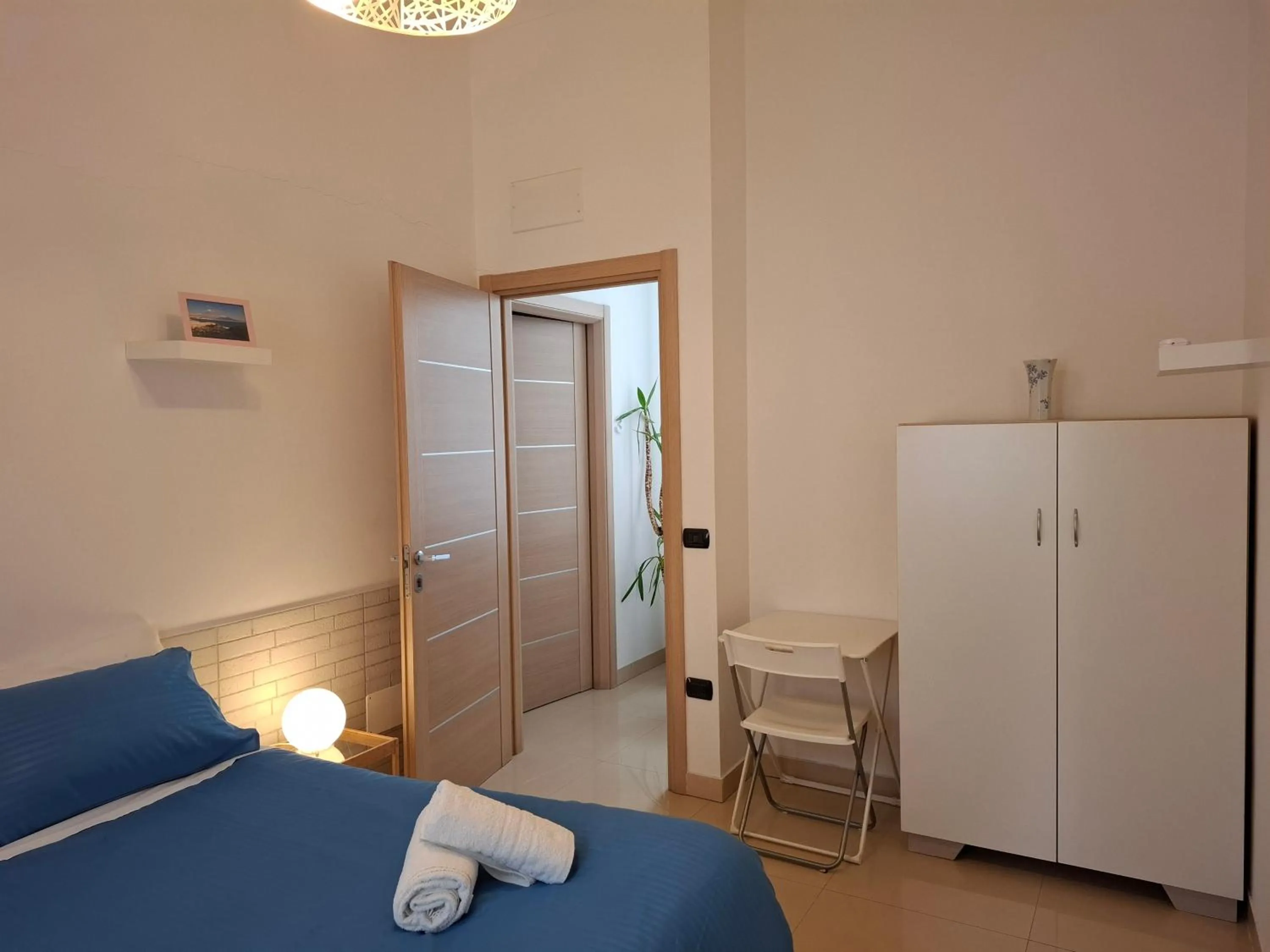 Photo of the whole room, Bed in Dimora Filangieri