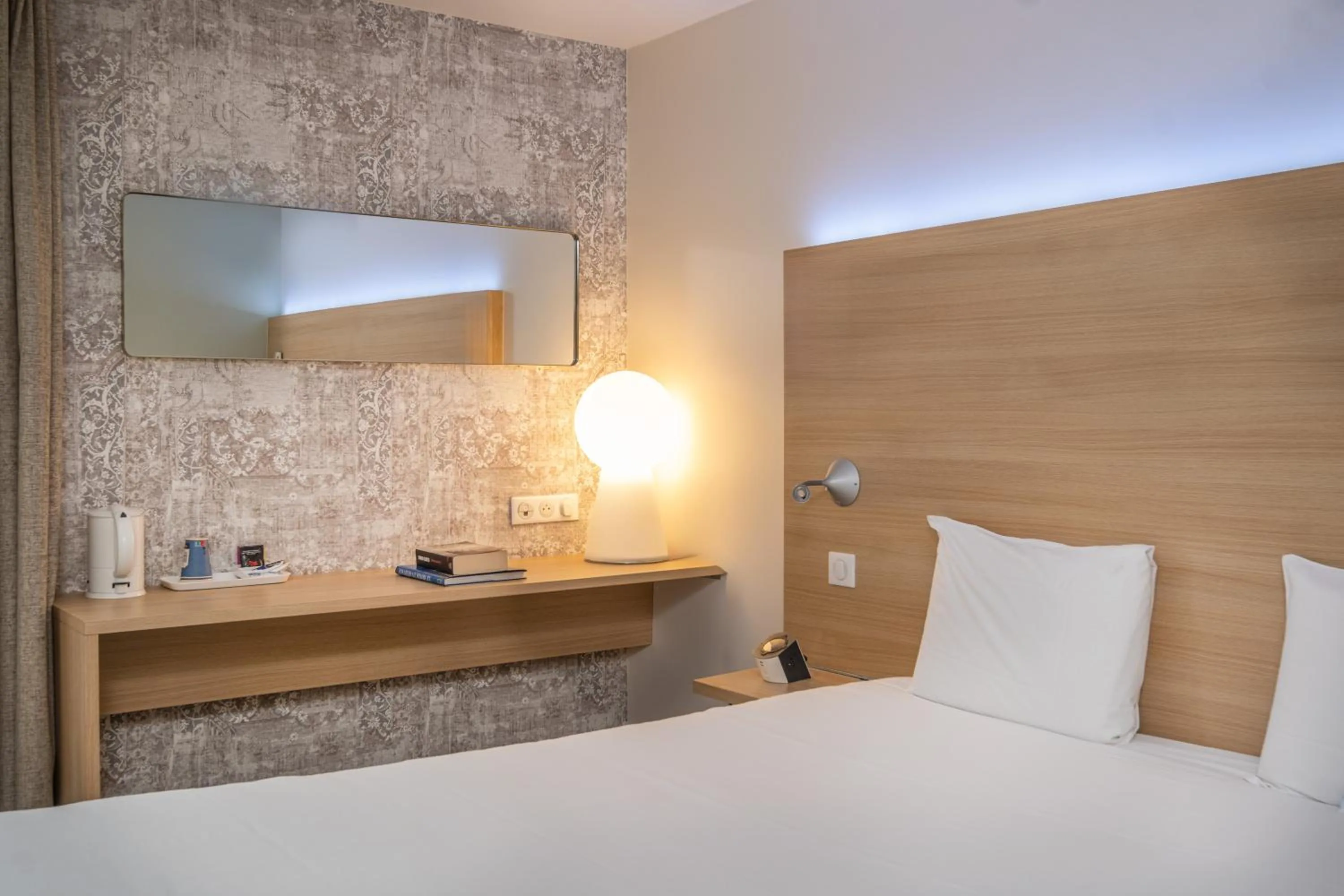 Bedroom, Bed in Kyriad Le Mans Est