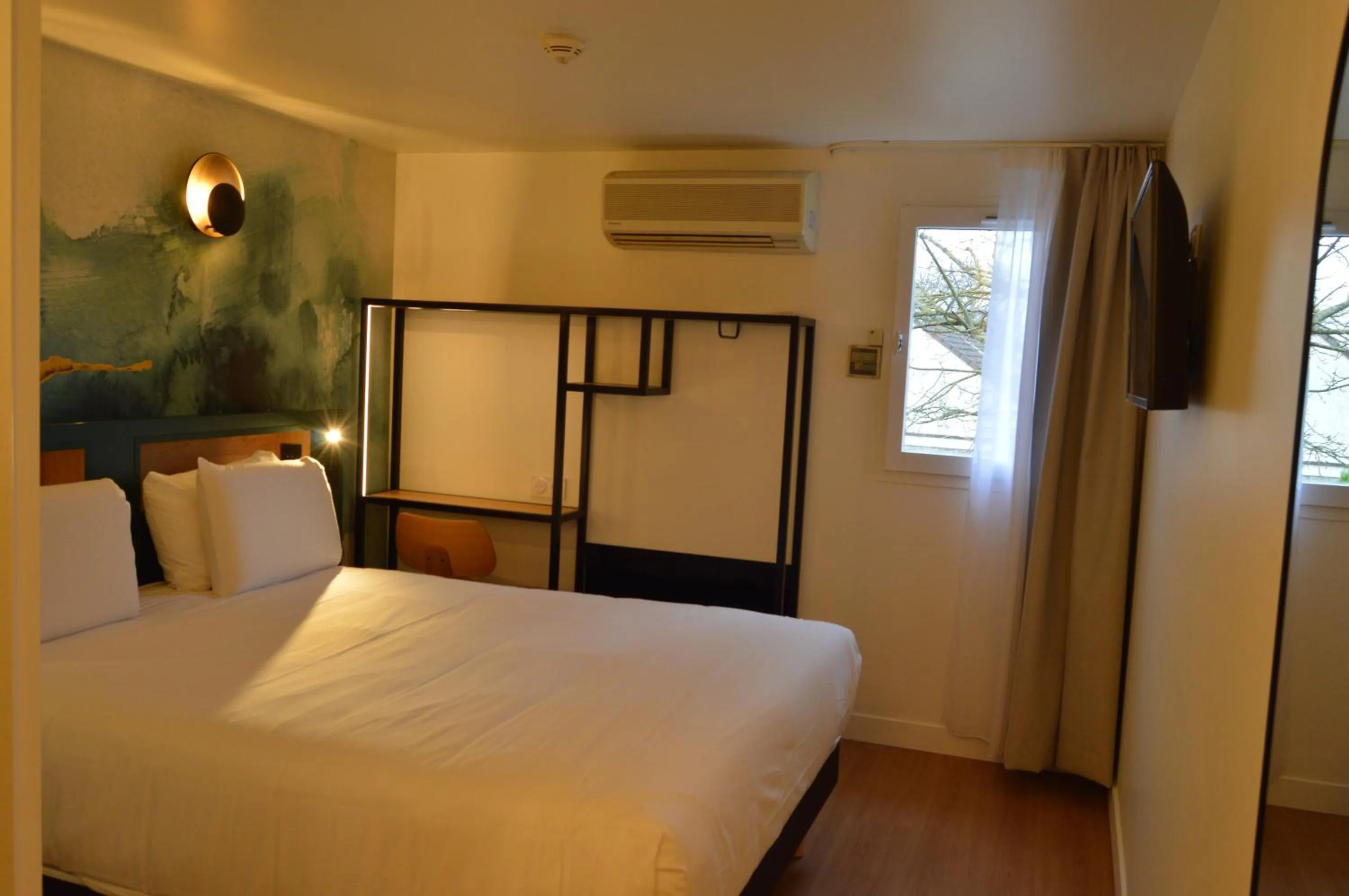 Bedroom, Bed in Kyriad Argenteuil