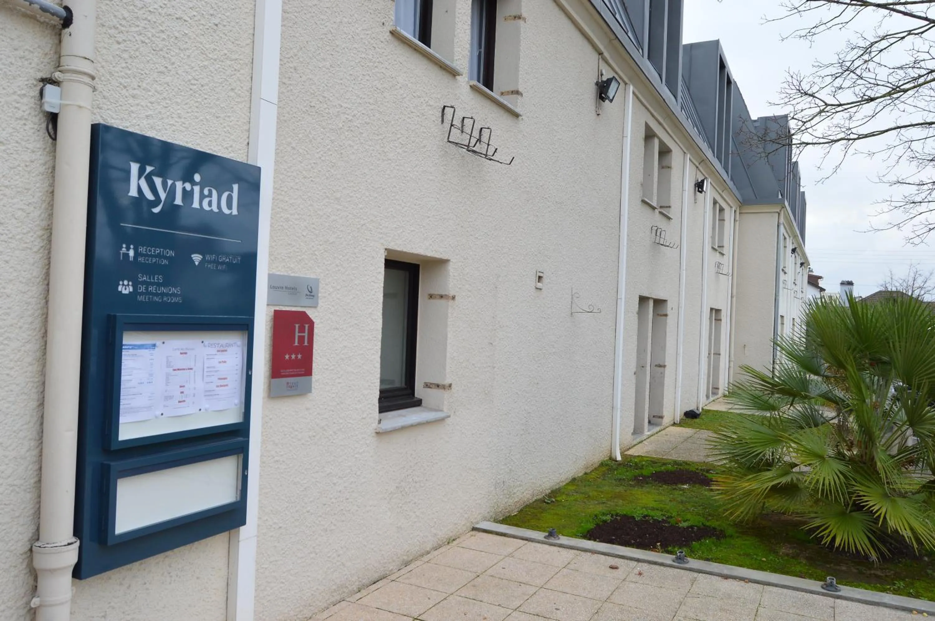 Facade/entrance in Kyriad Argenteuil