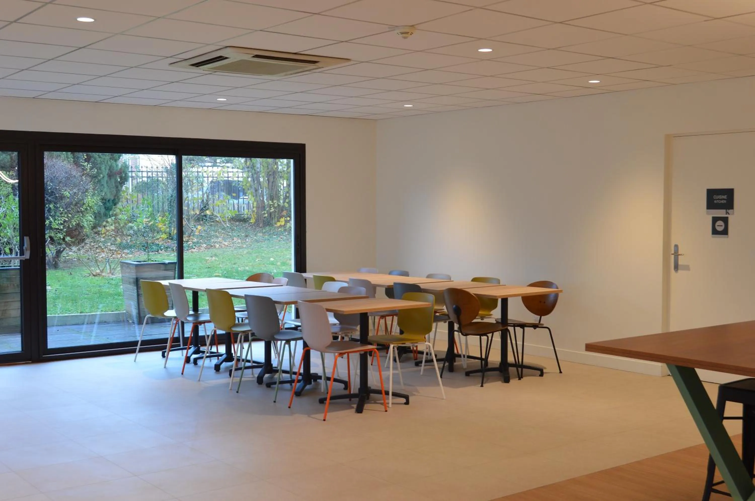 Restaurant/places to eat in Kyriad Argenteuil