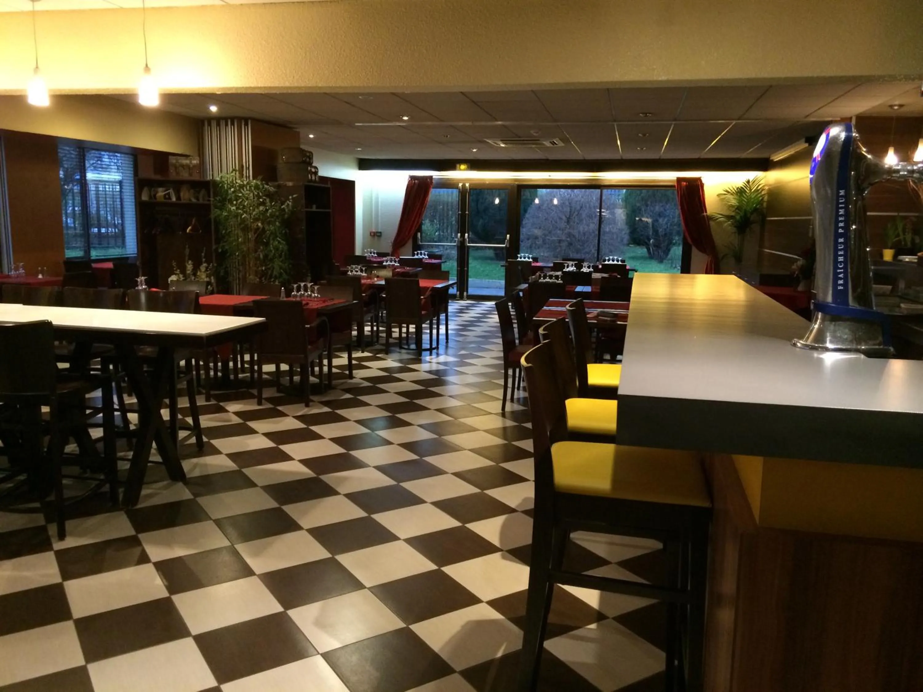 Lounge or bar in Kyriad Argenteuil