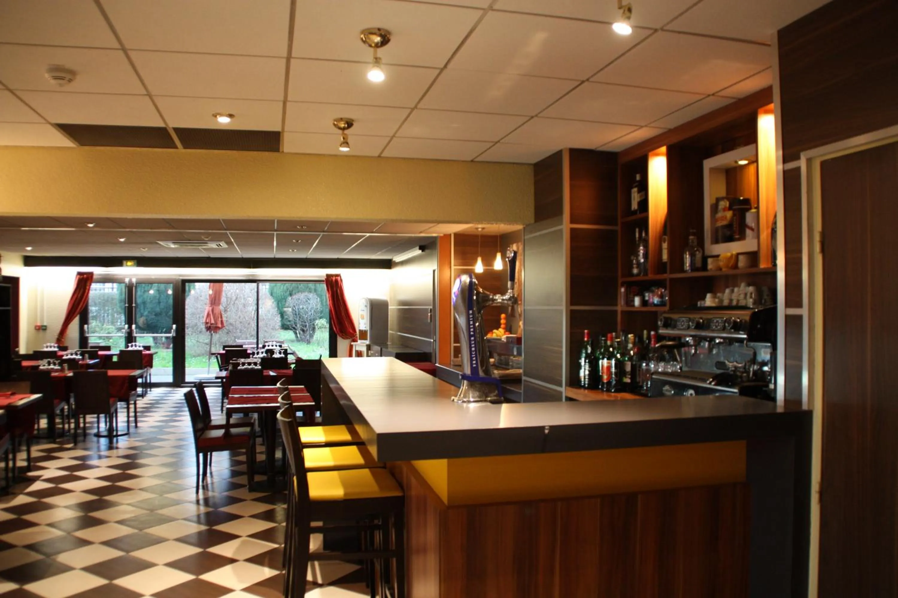 Lounge or bar in Kyriad Argenteuil