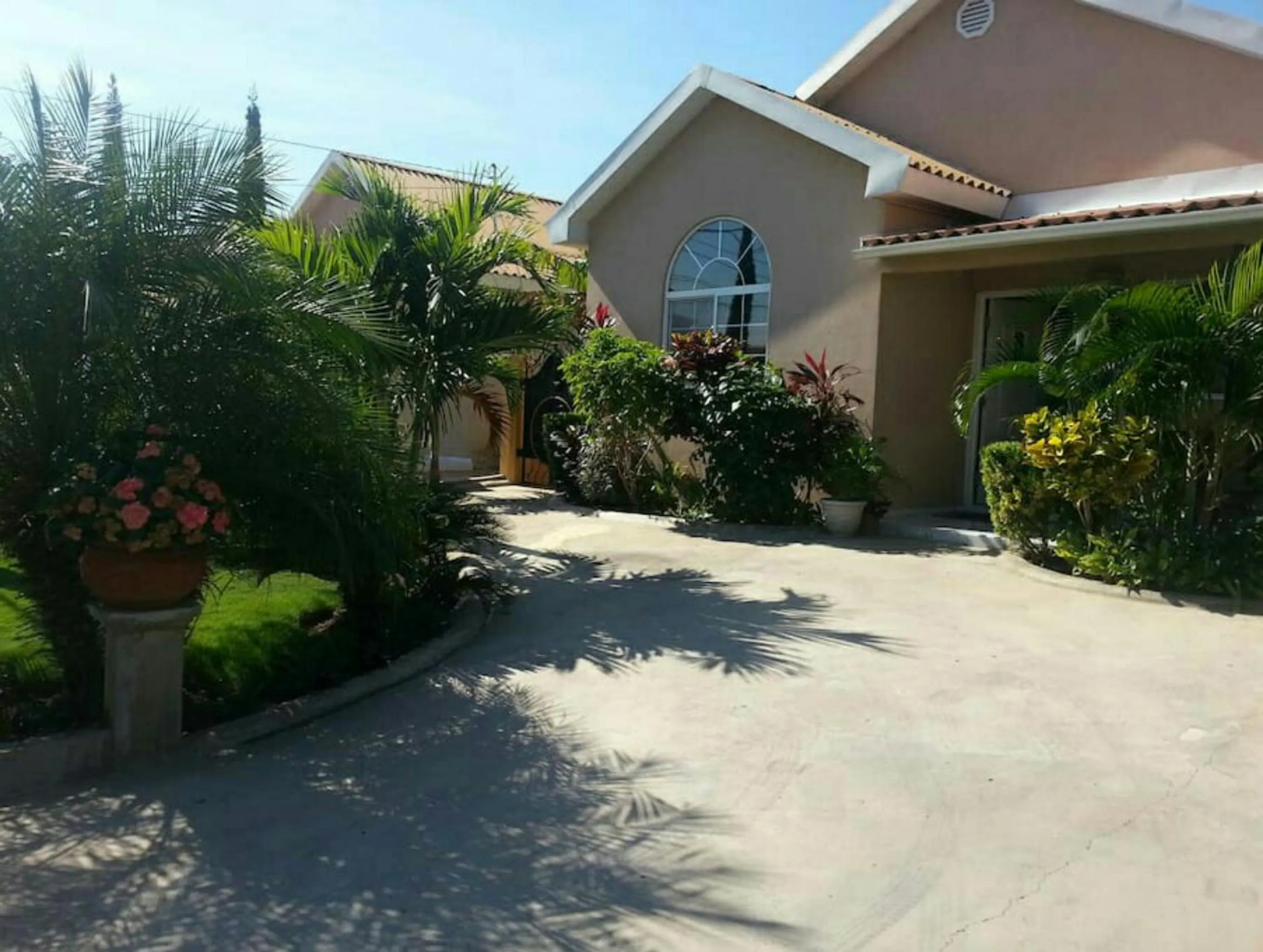 Facade/entrance in Caribbean Estate AJ