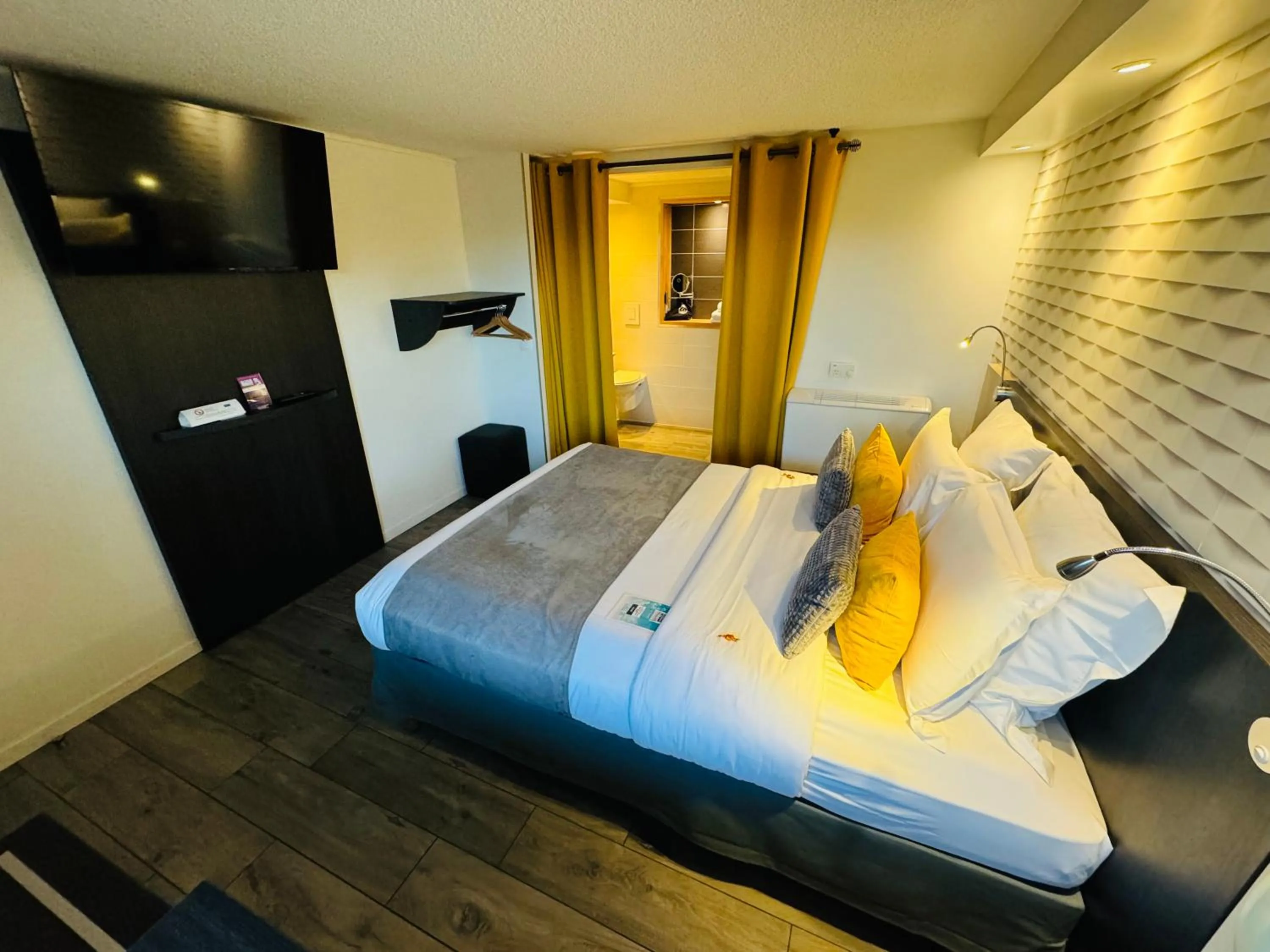 Bed in Kyriad Lisieux