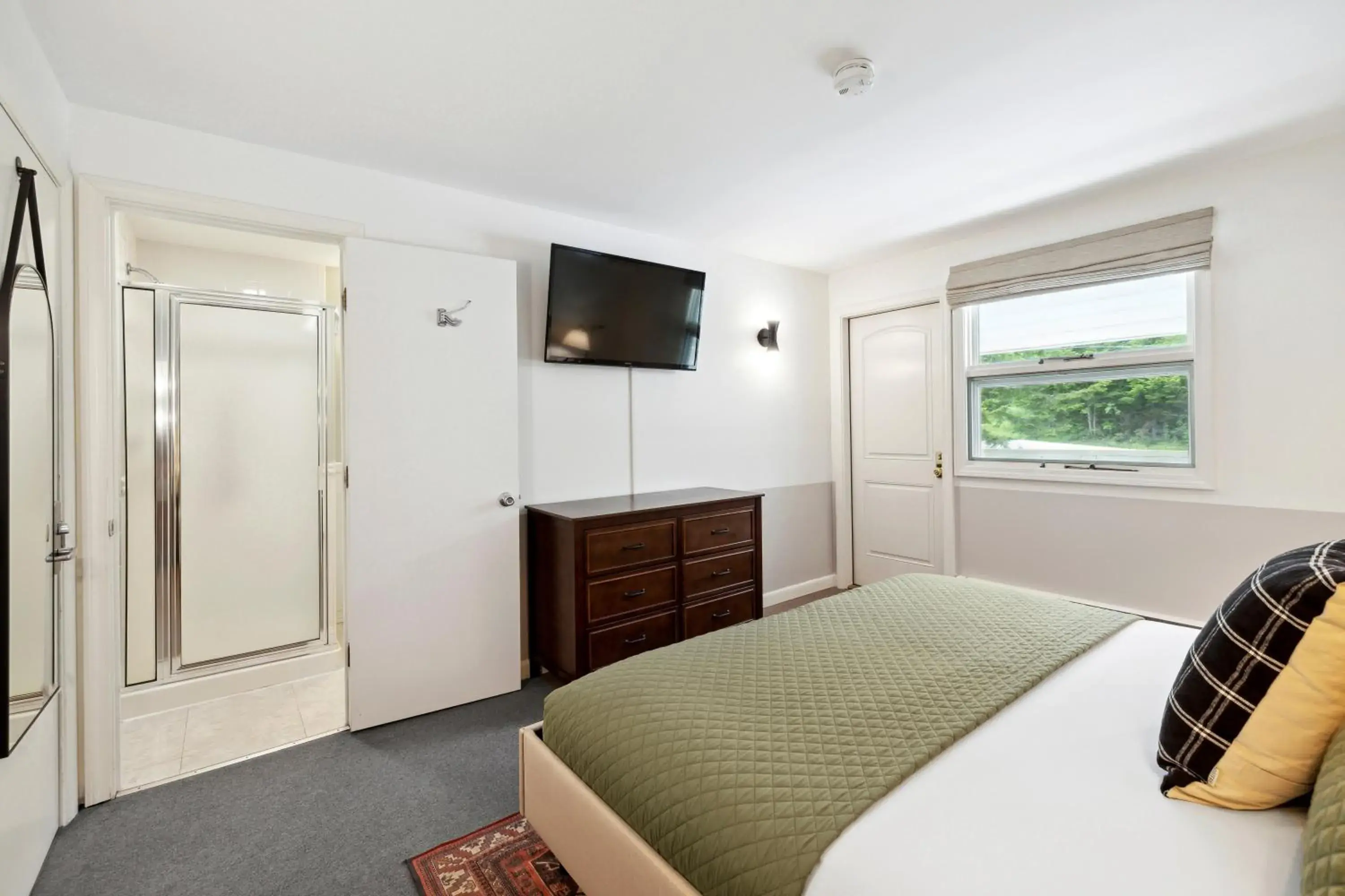 Standard King Room in Mountaineer Inn Standard King Room in Mountaineer Inn