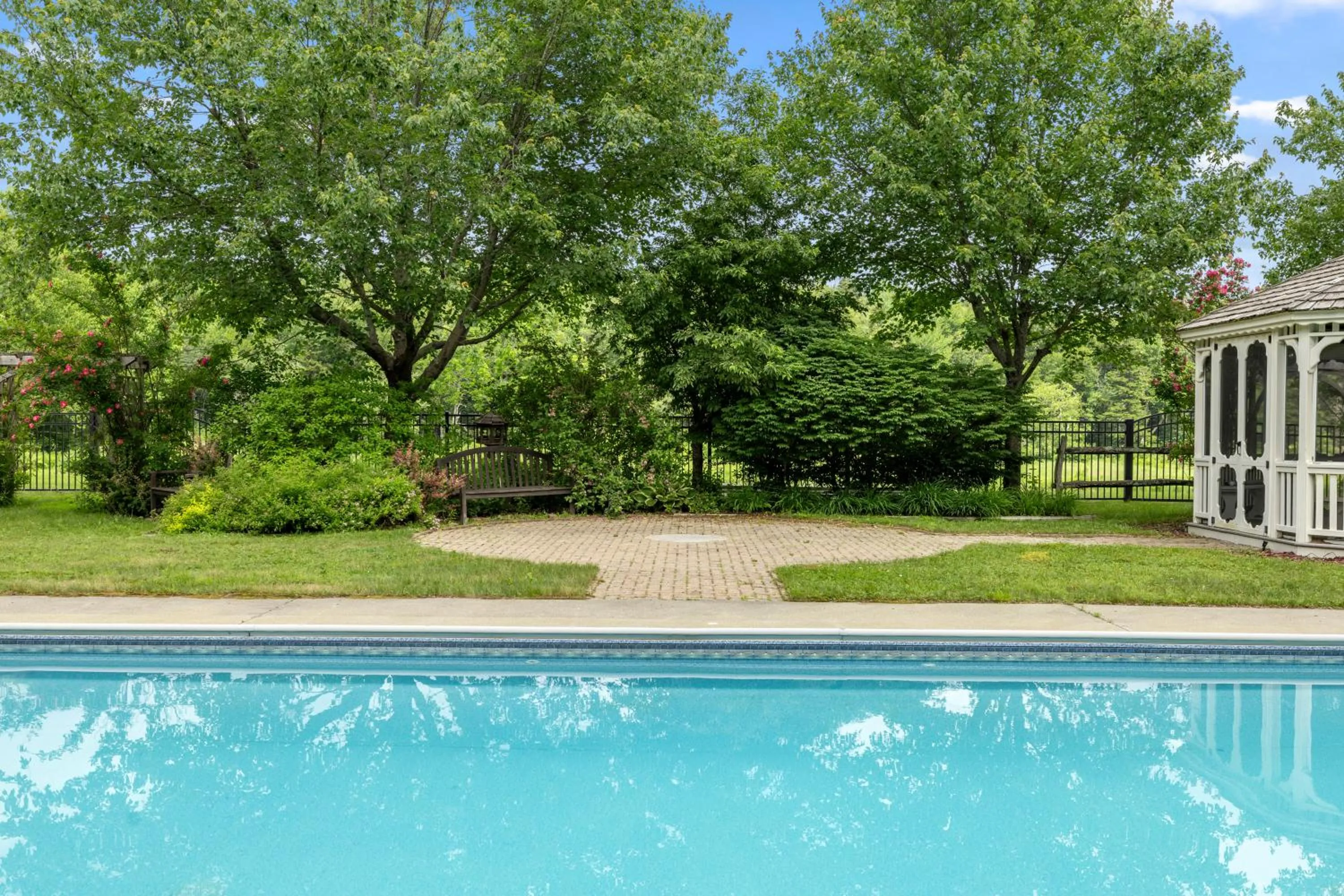 Swimming pool in Mountaineer Inn