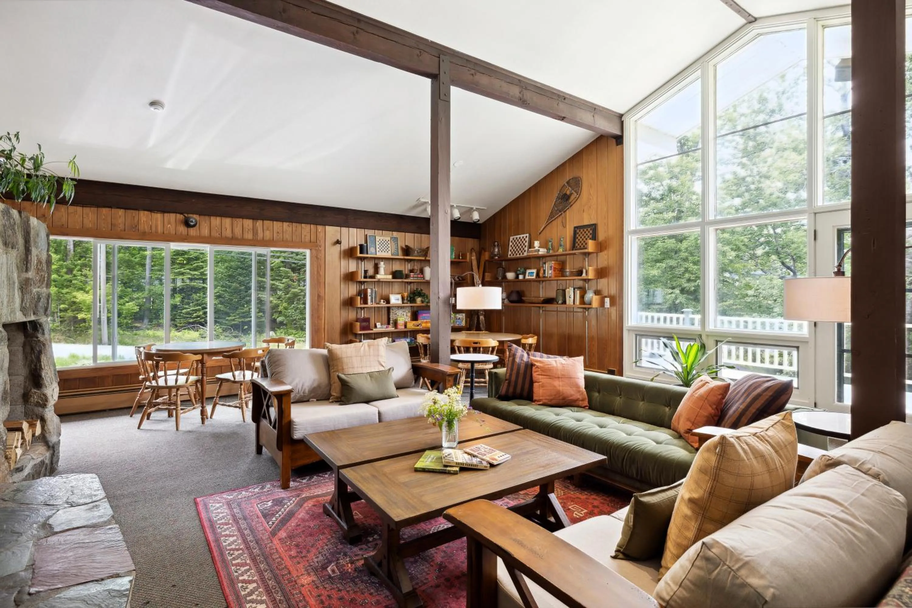 Communal lounge/ TV room in Mountaineer Inn