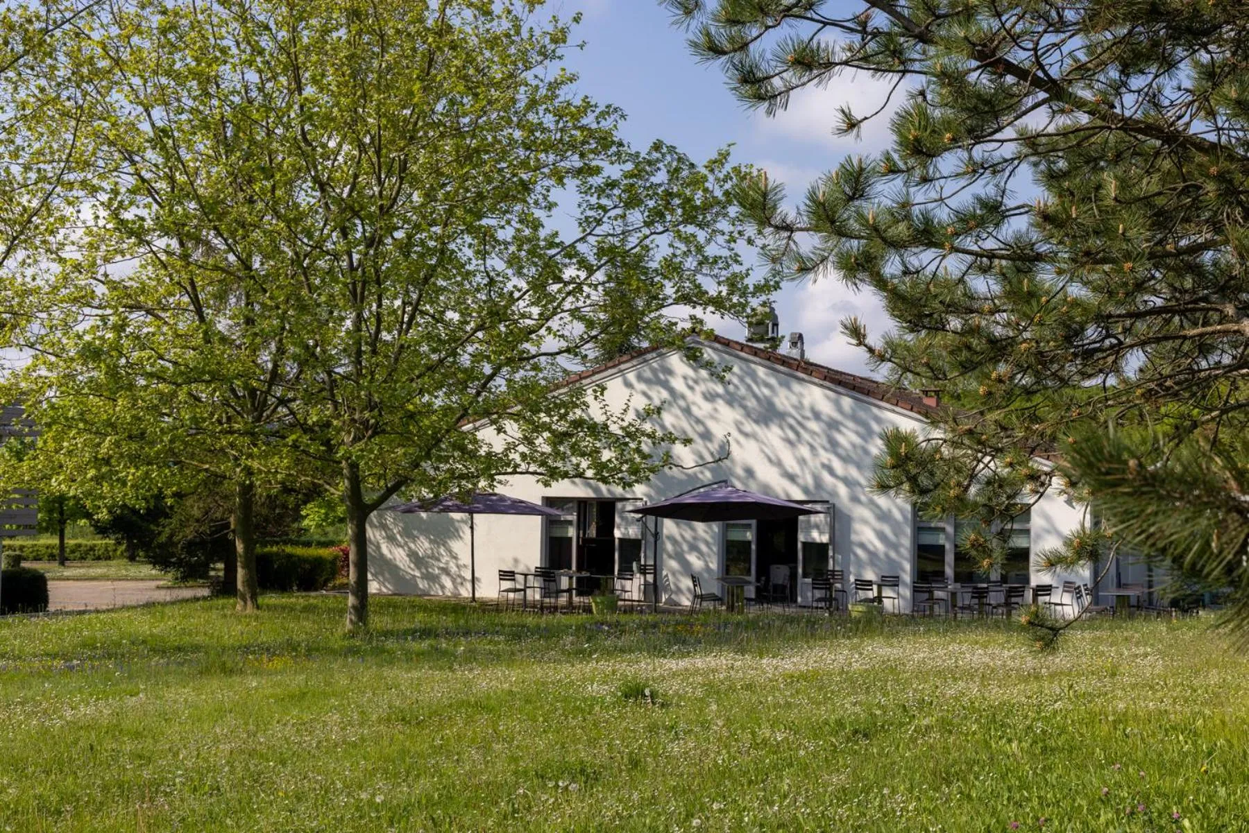 Patio in The Originals City, Hôtel Mâcon Nord