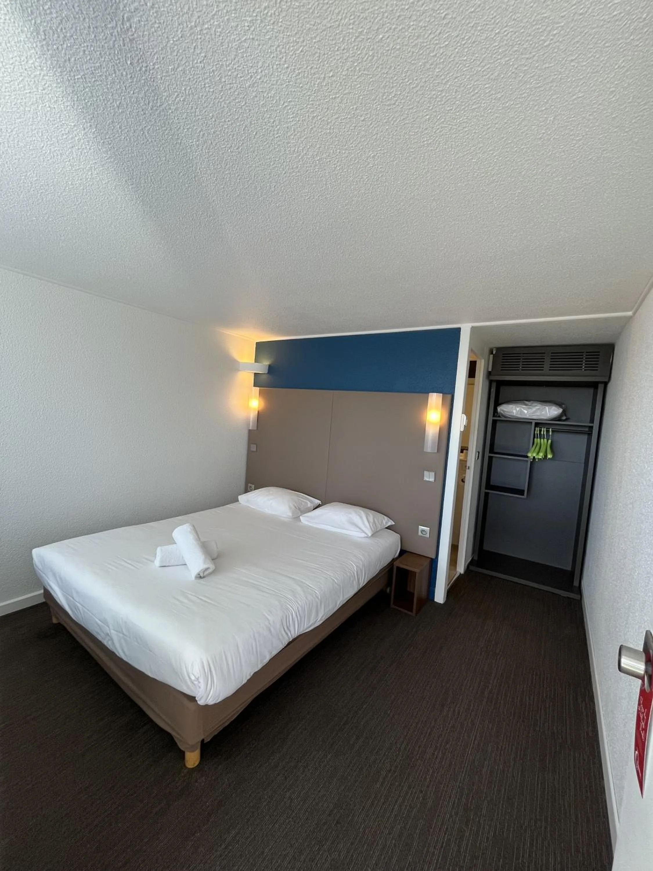 Photo of the whole room, Bed in The Originals City, Hôtel Mâcon Nord