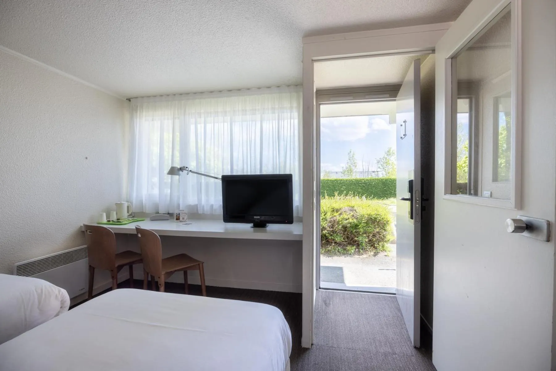 TV and multimedia, Bed in The Originals City, Hôtel Mâcon Nord