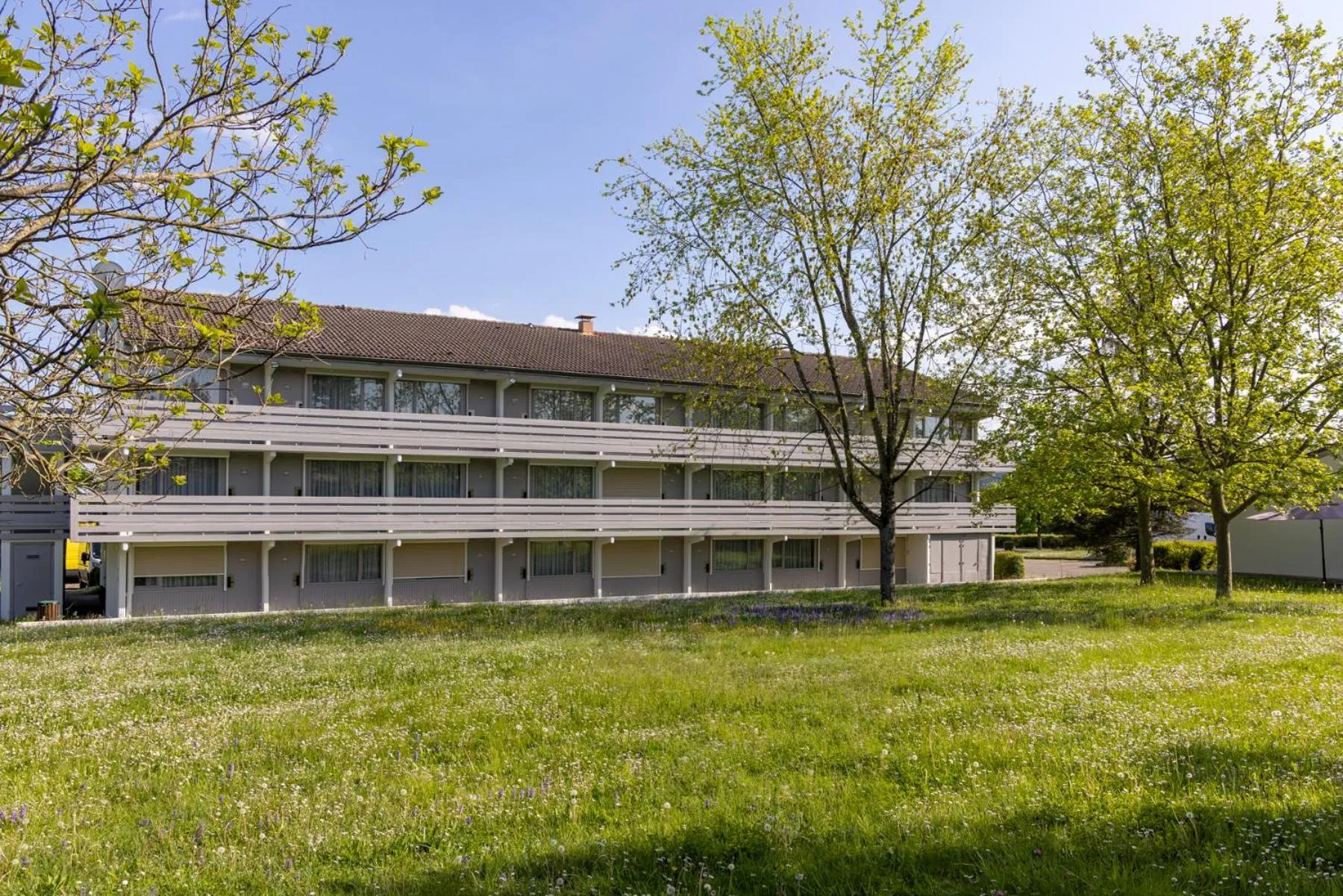 Garden view in The Originals City, Hôtel Mâcon Nord