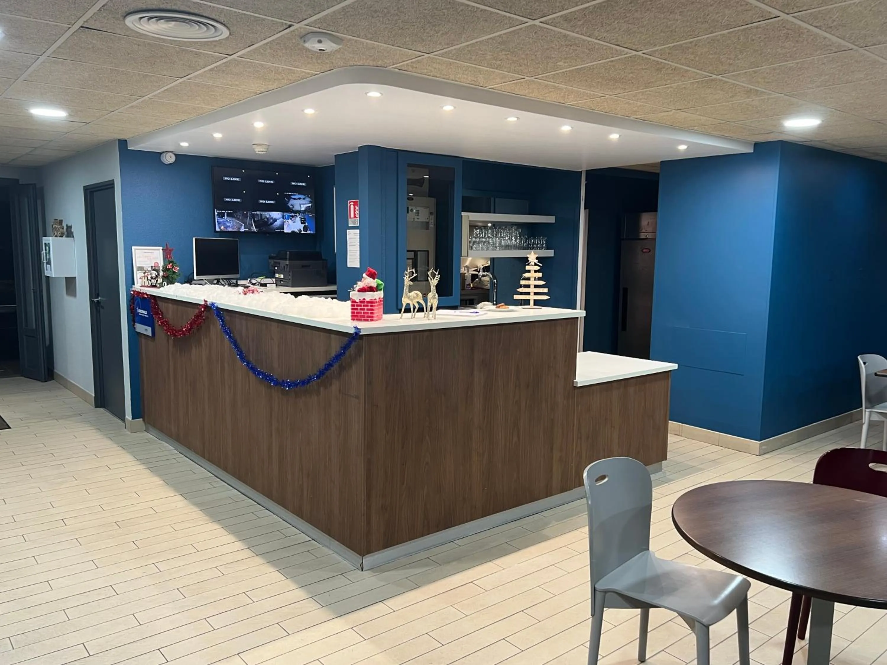 Lobby or reception in The Originals City, Hôtel Mâcon Nord