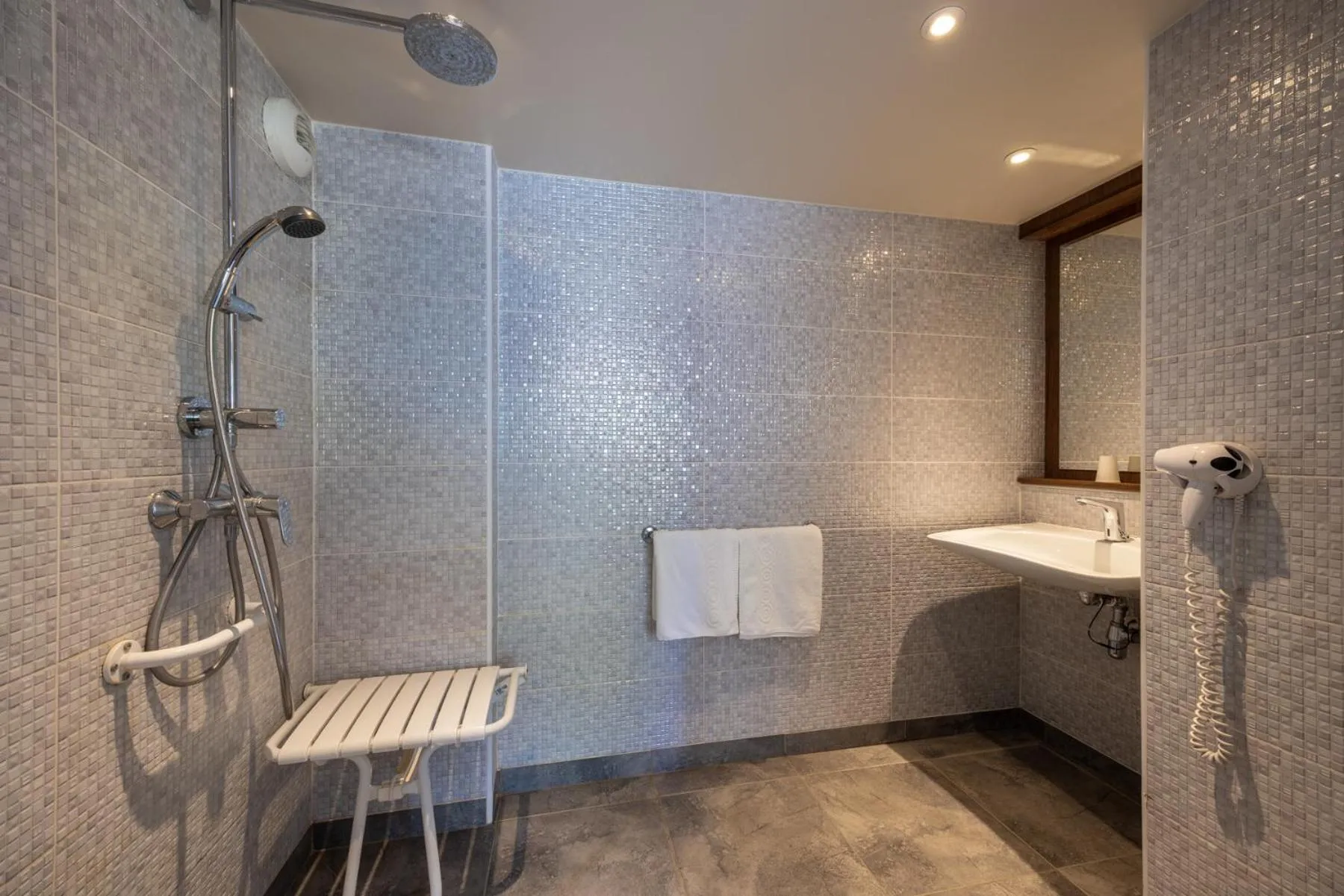 Bathroom in The Originals City, Hôtel Mâcon Nord