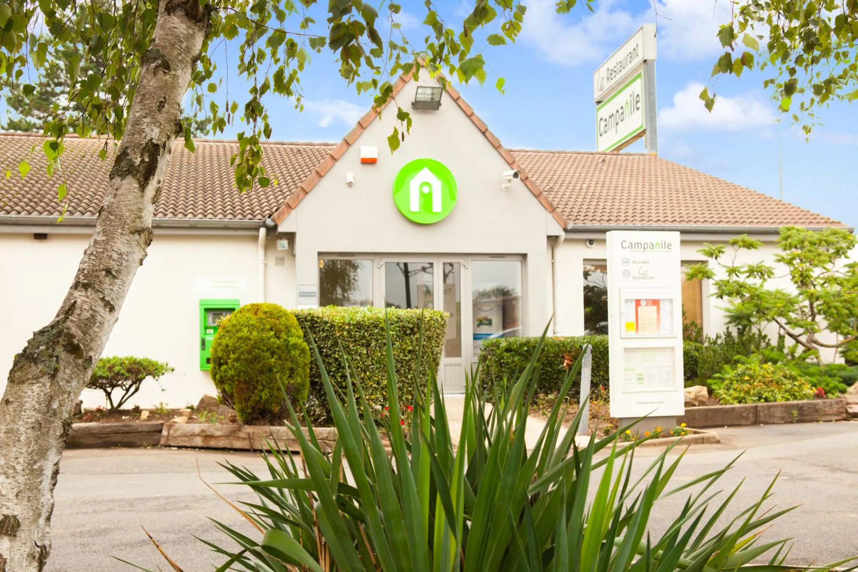 Facade/entrance in Campanile Mâcon Sud - Chaintré