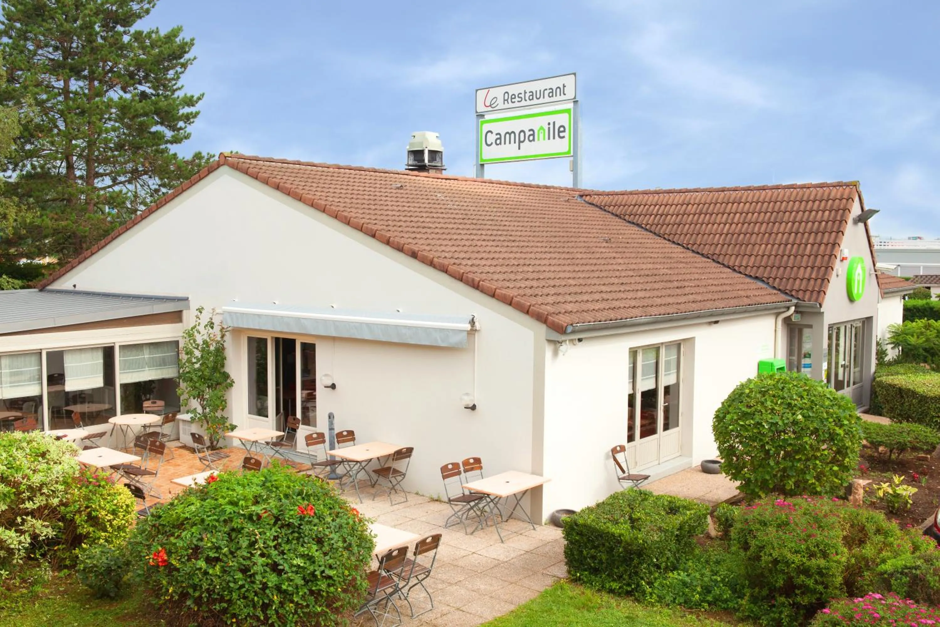 Facade/entrance in Campanile Mâcon Sud - Chaintré