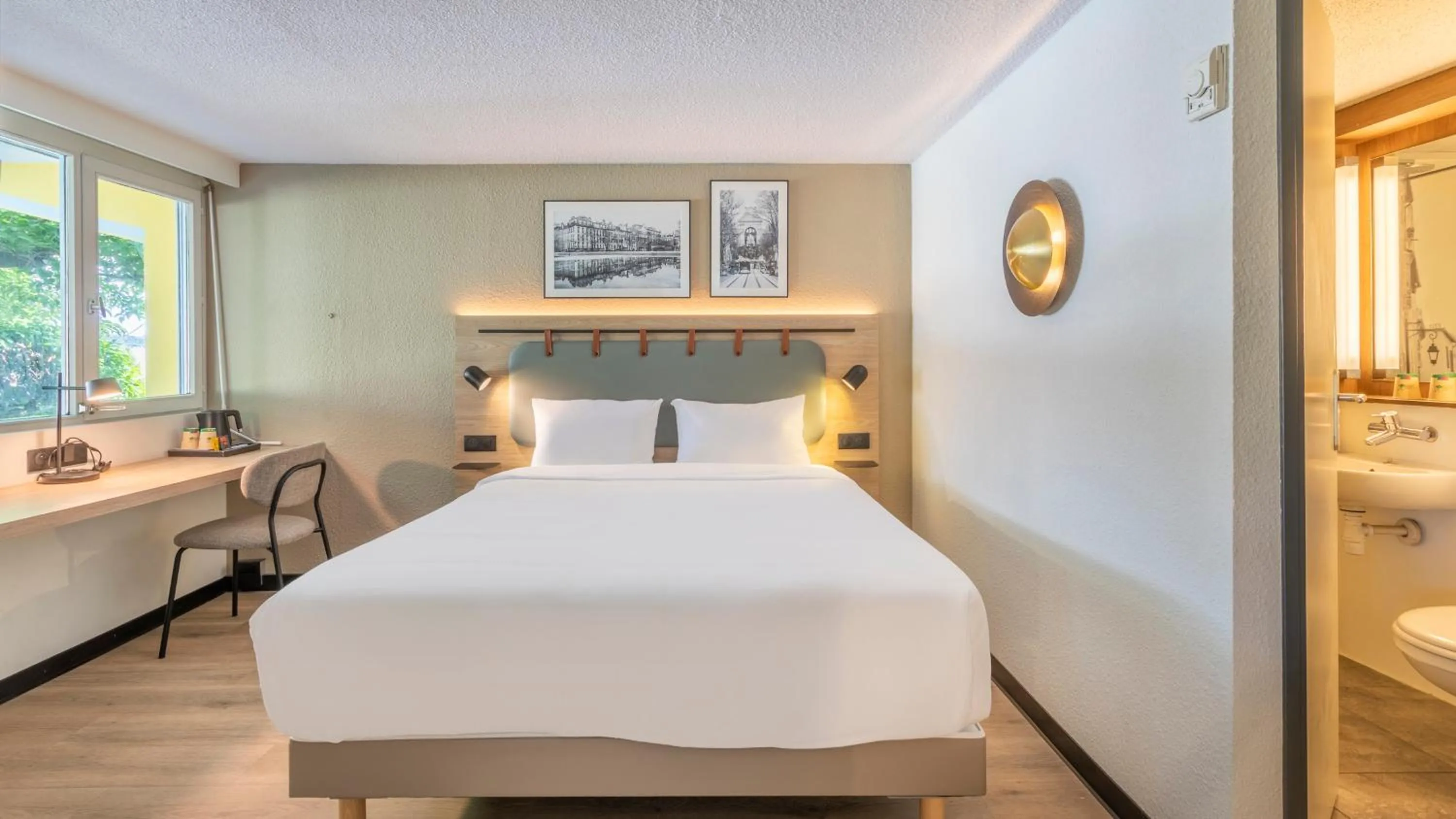 Bathroom, Bed in Campanile NATURE - Marseille Saint-Antoine