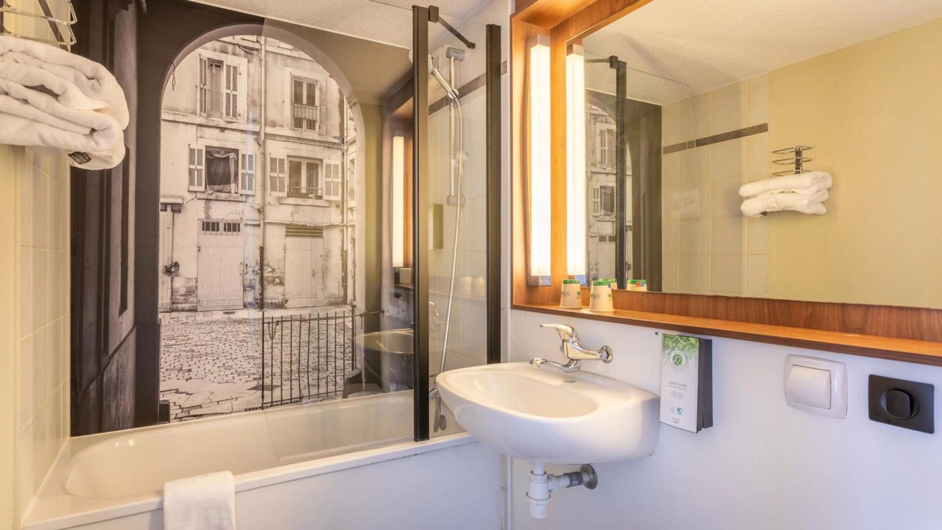 Bathroom in Campanile NATURE - Marseille Saint-Antoine