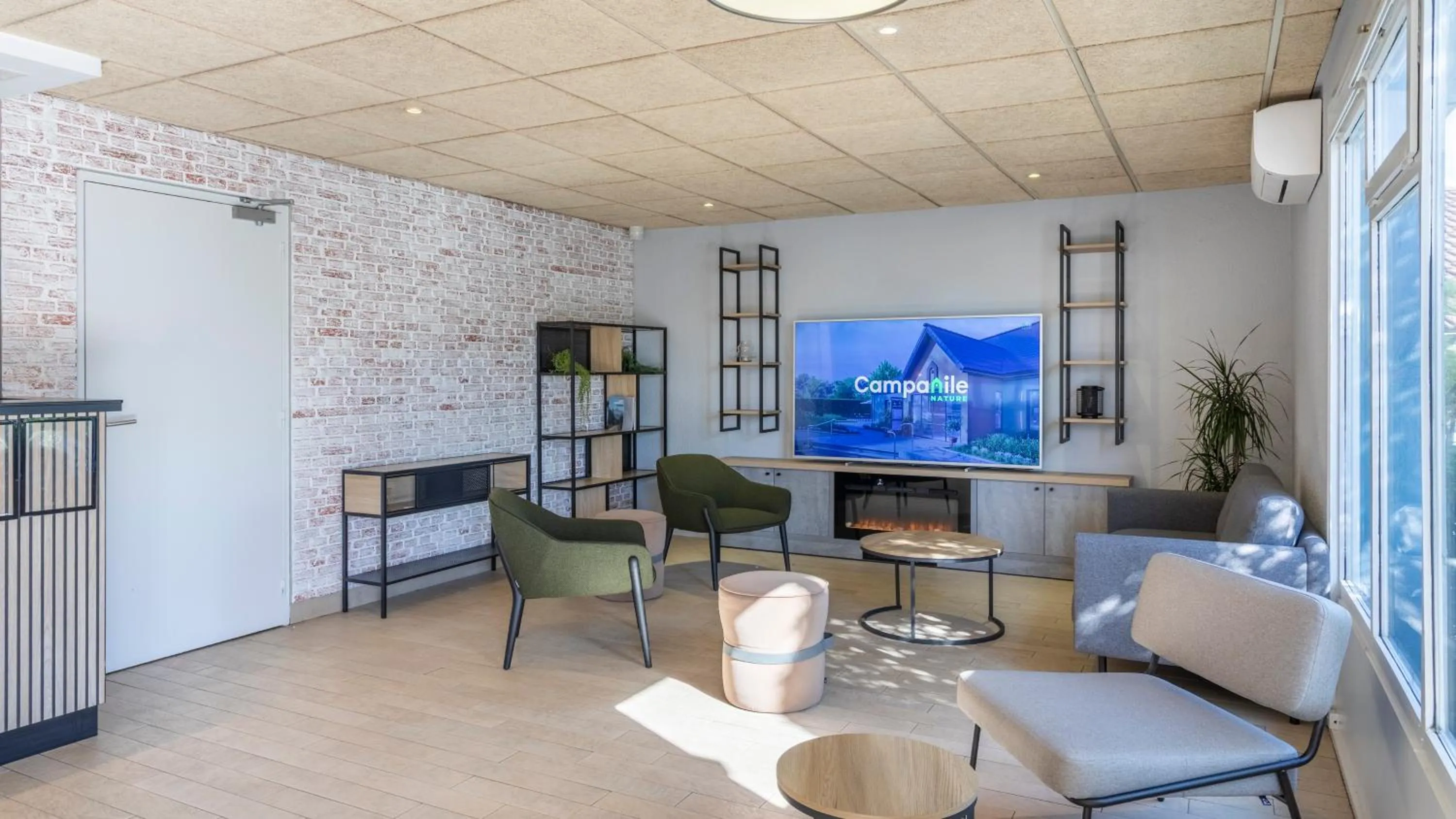 Communal lounge/ TV room in Campanile NATURE - Marseille Saint-Antoine