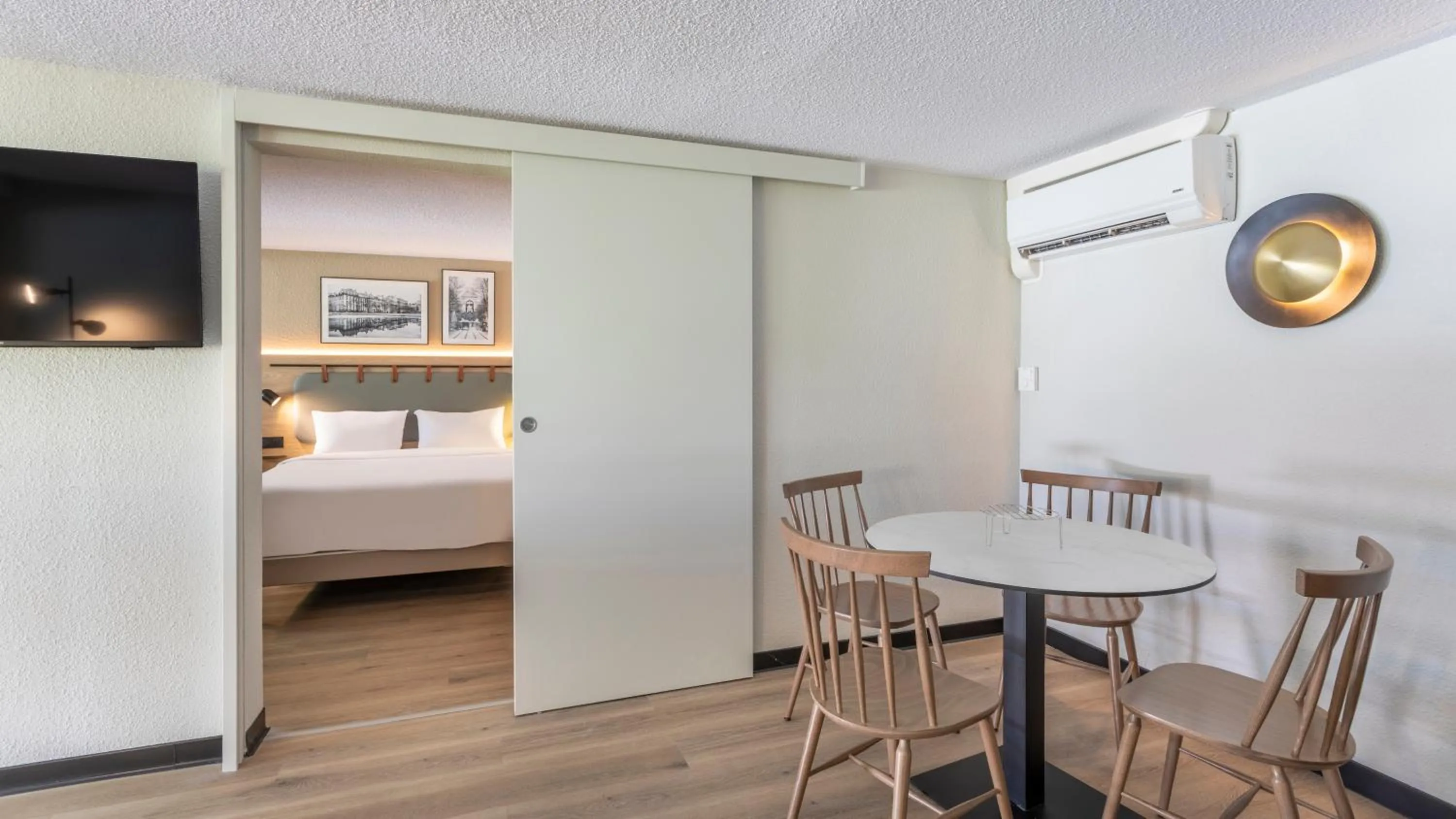 Kitchen or kitchenette, Bed in Campanile NATURE - Marseille Saint-Antoine