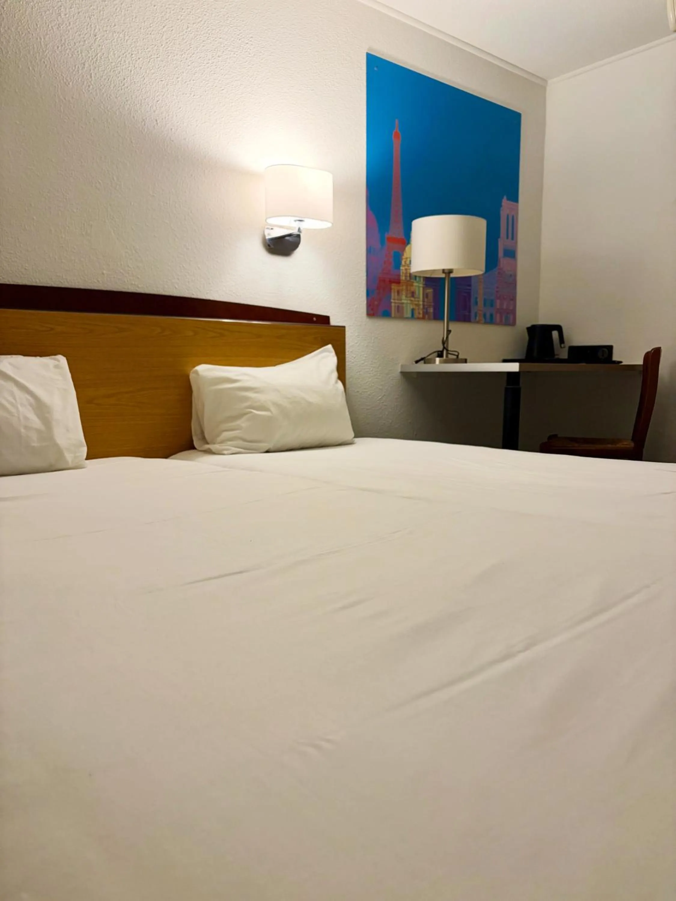 Bed in Kyriad Direct Marseille Est La Valentine