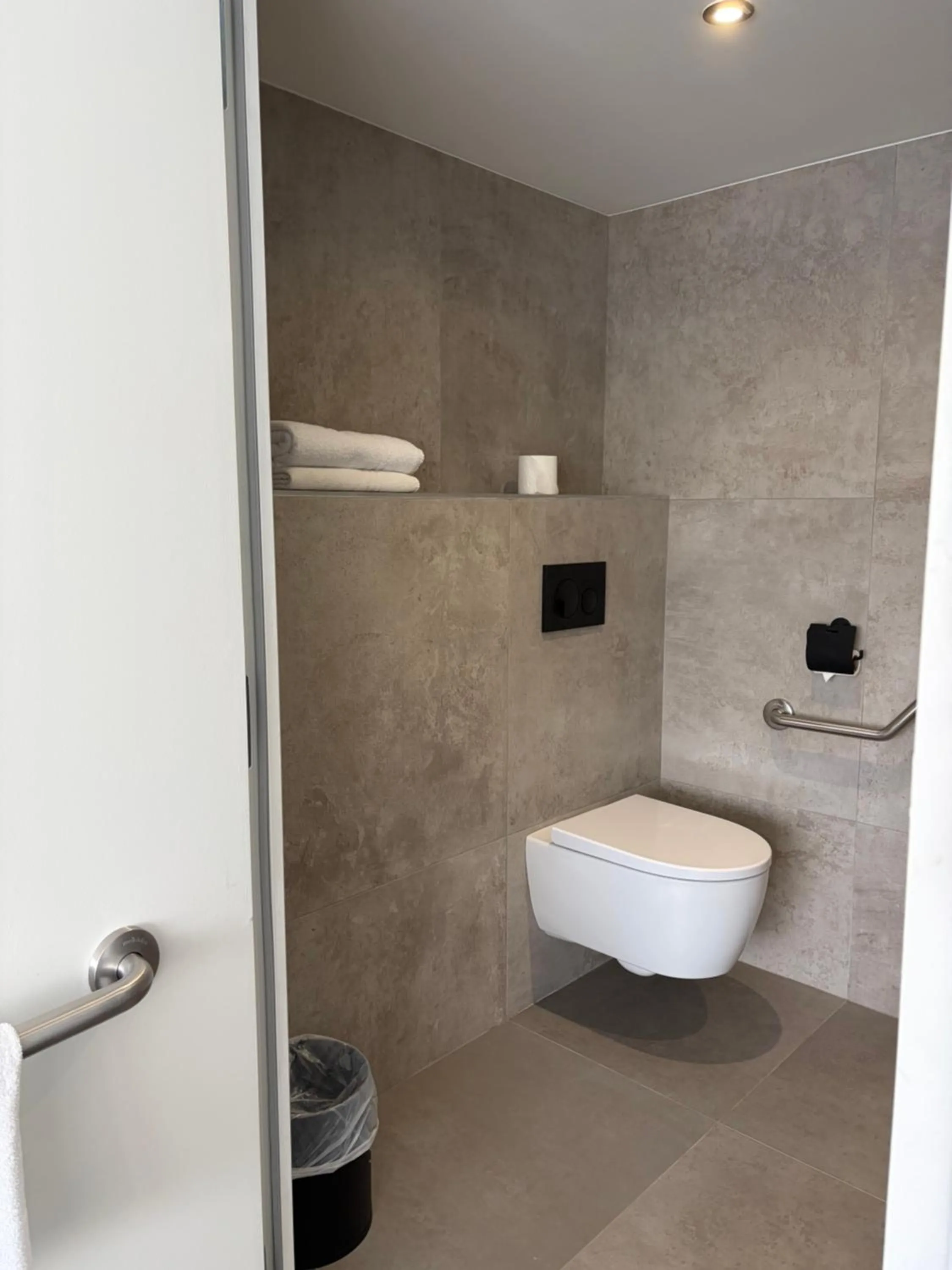 Toilet in Kyriad Direct Marseille Est La Valentine