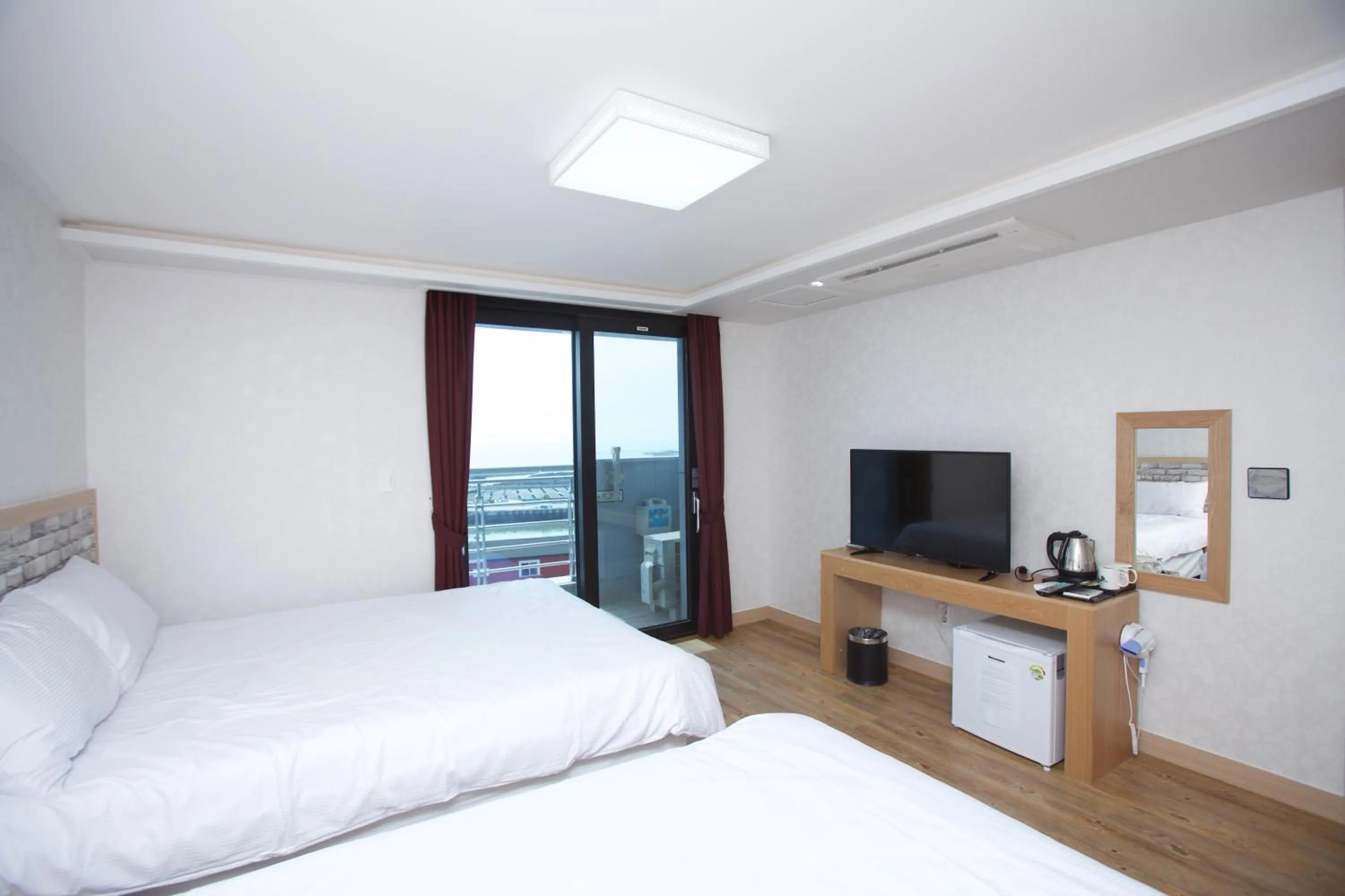 Bedroom, Bed in Jeju Moseulpo Hotel