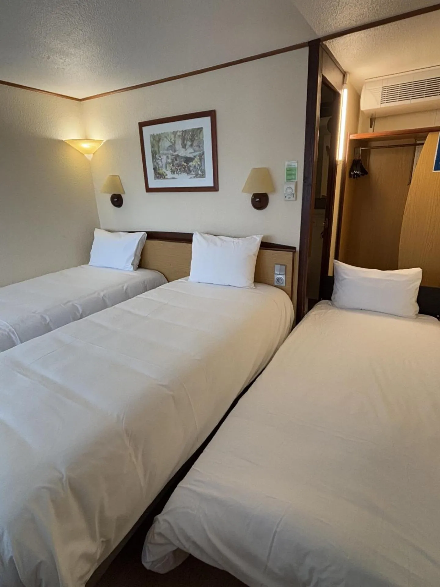 Photo of the whole room, Bed in Campanile Moulins Avermes