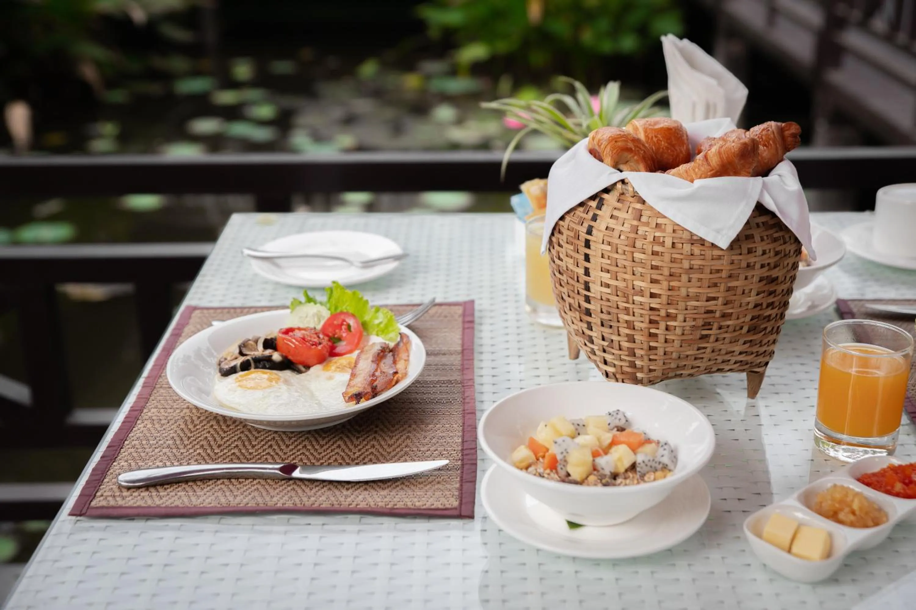 Breakfast in Parasol Blanc