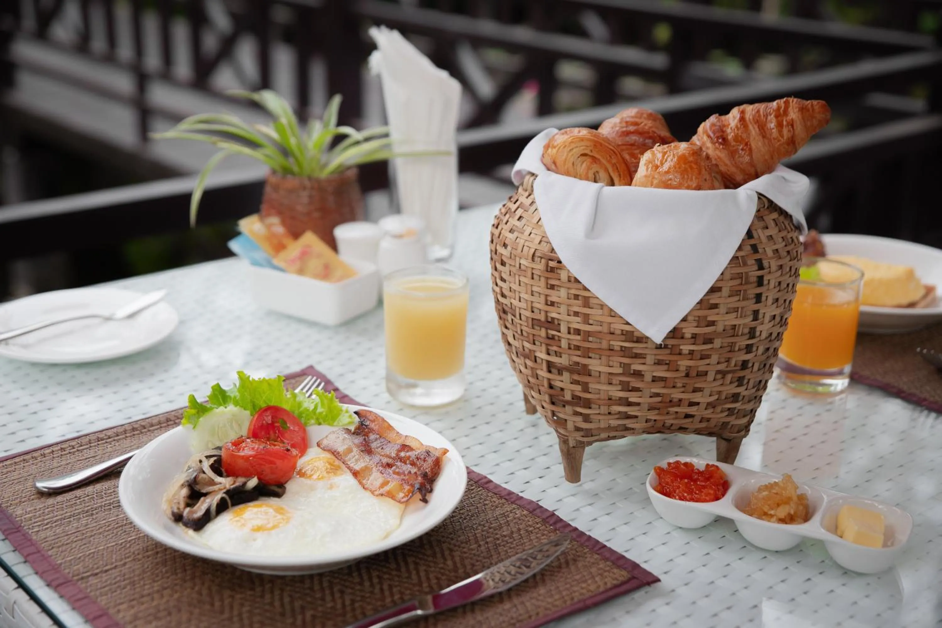 Breakfast in Parasol Blanc