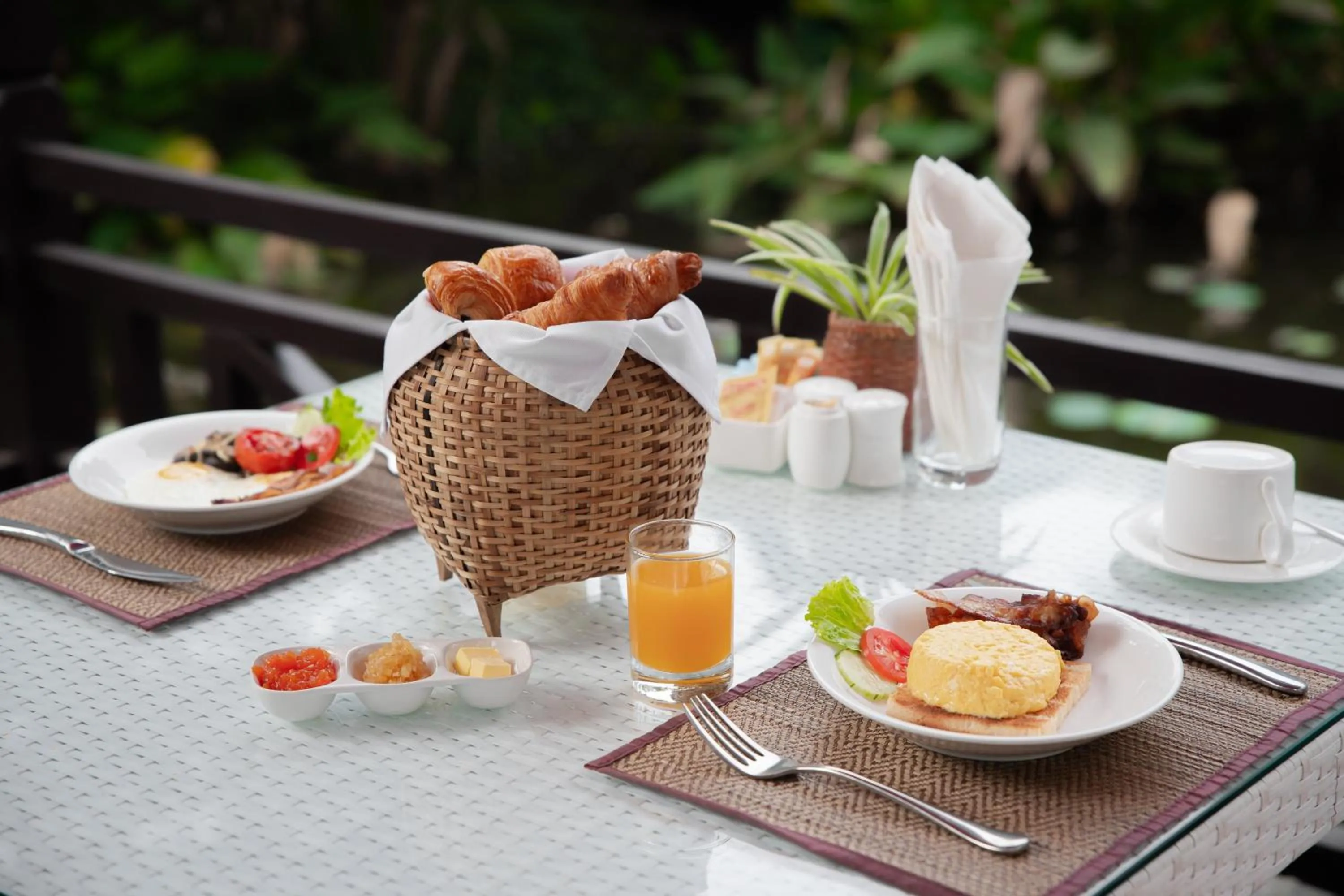 Breakfast in Parasol Blanc