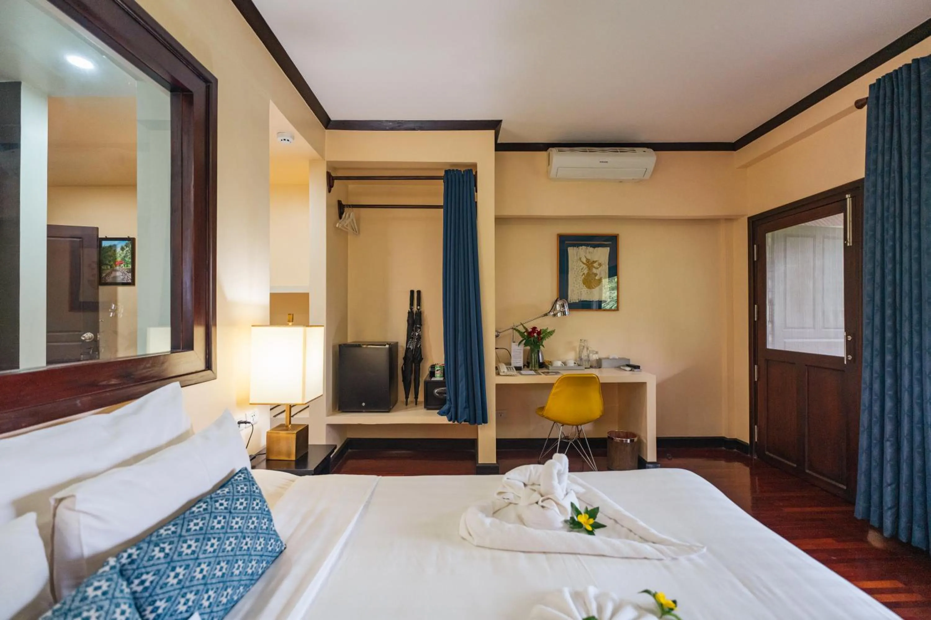 Bed in Parasol Blanc