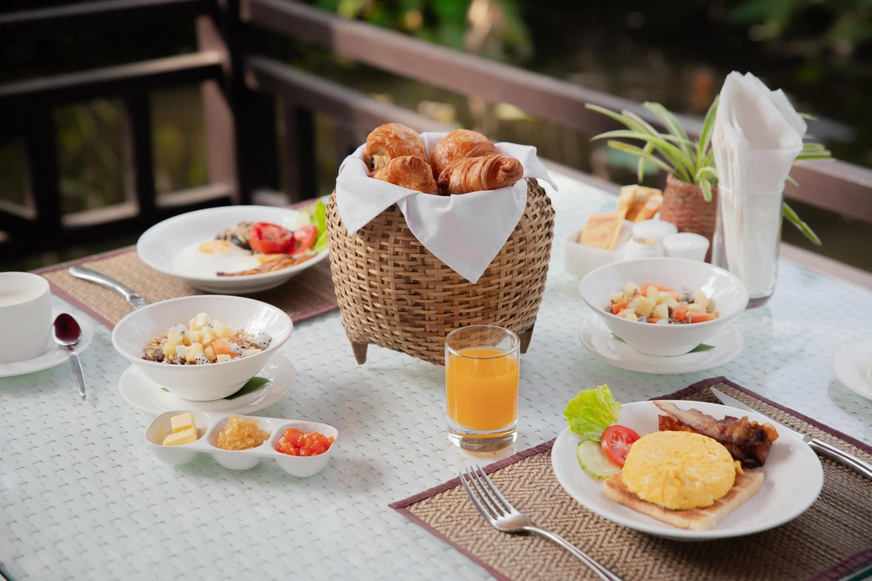 Breakfast in Parasol Blanc