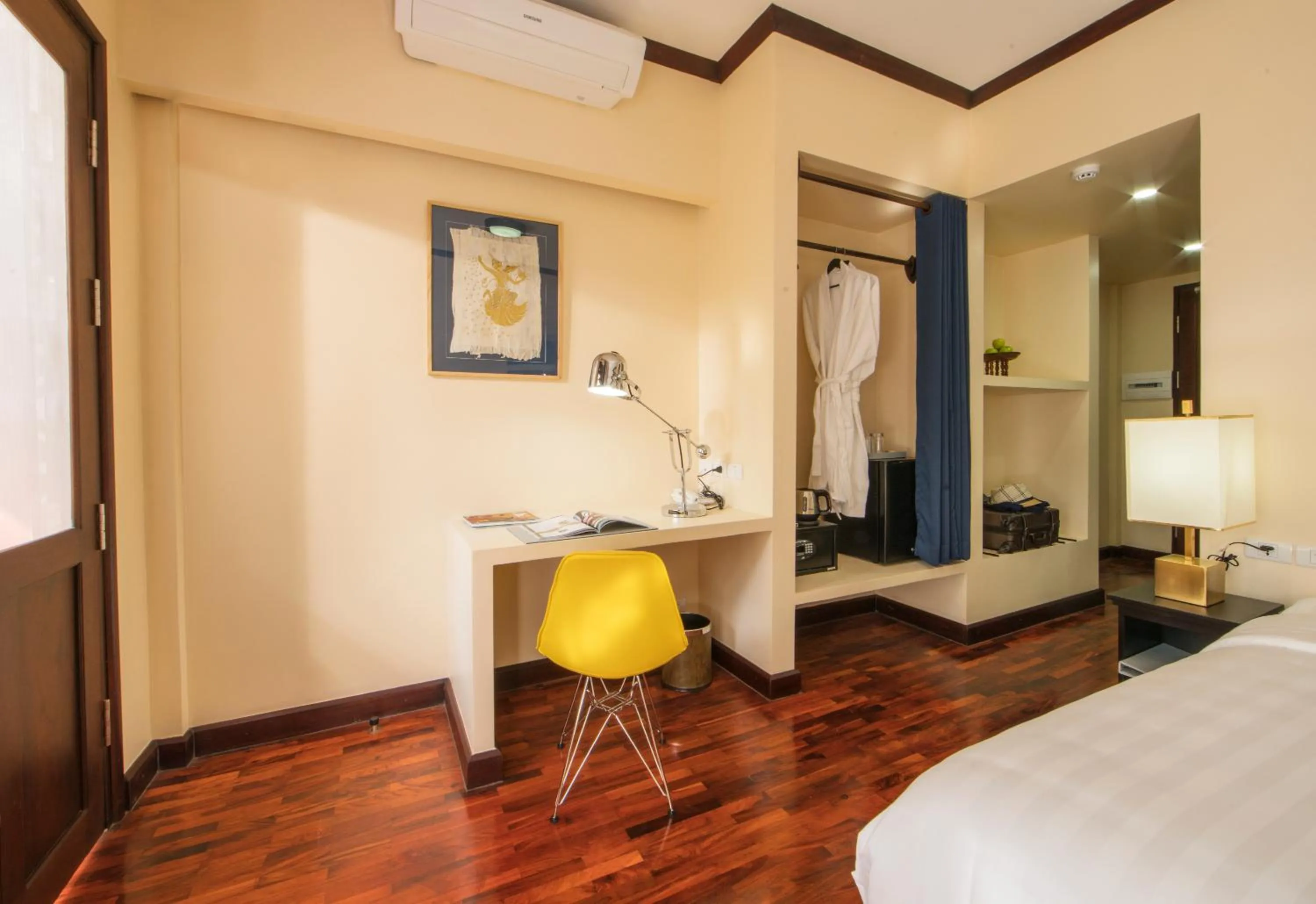 Bedroom, Bed in Parasol Blanc