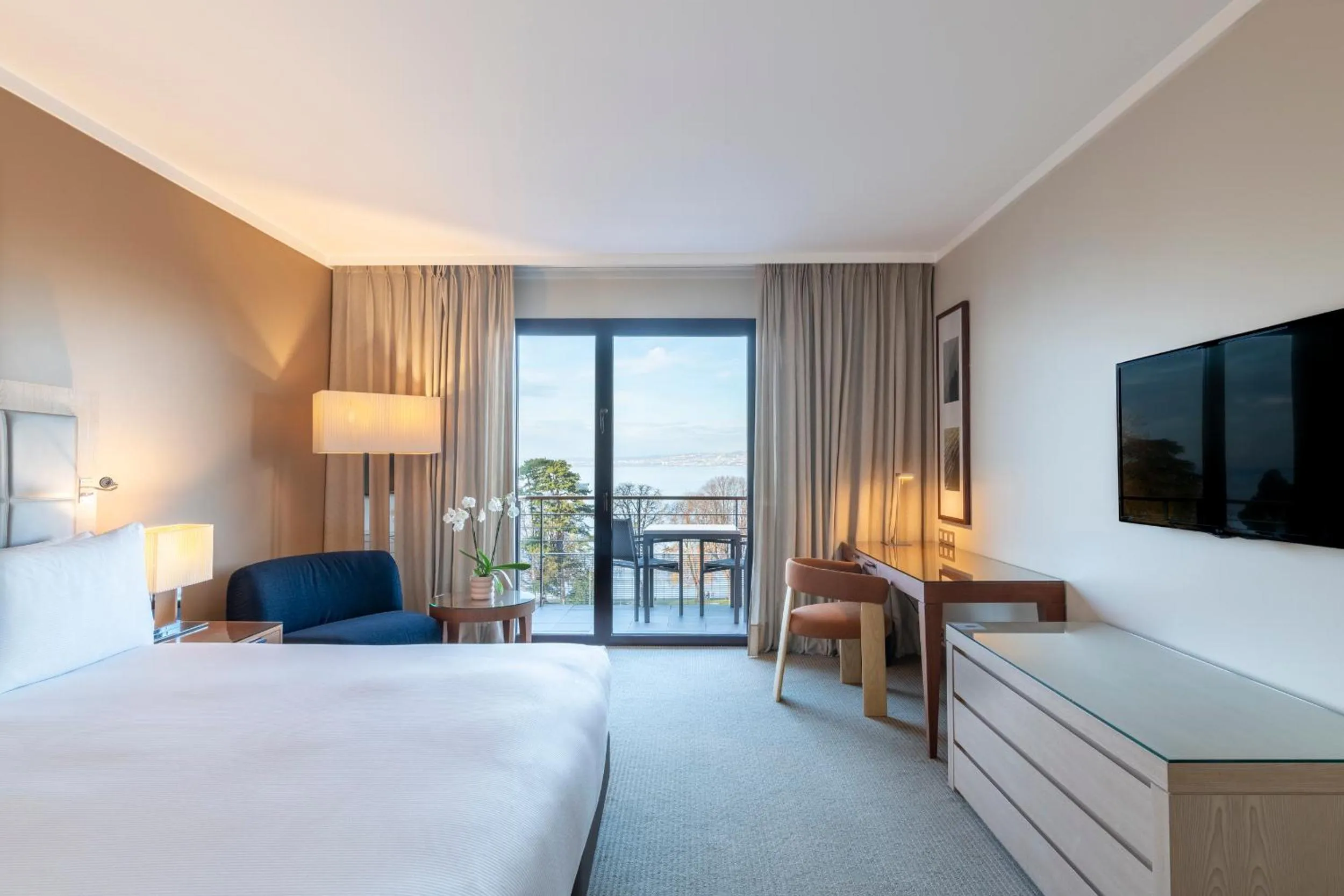 Bedroom, Bed in Hilton Evian Les Bains