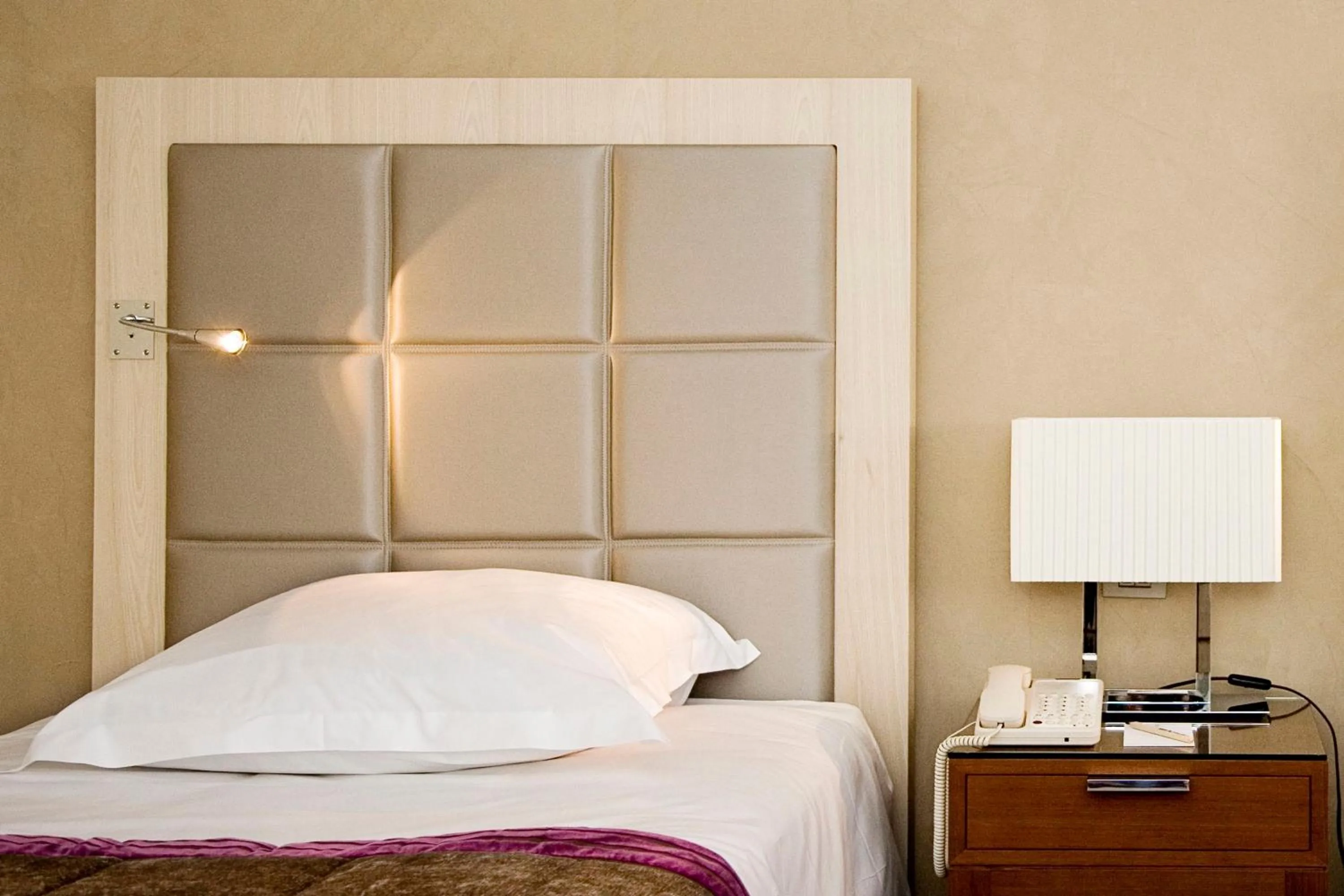 Bedroom, Bed in Hilton Evian Les Bains