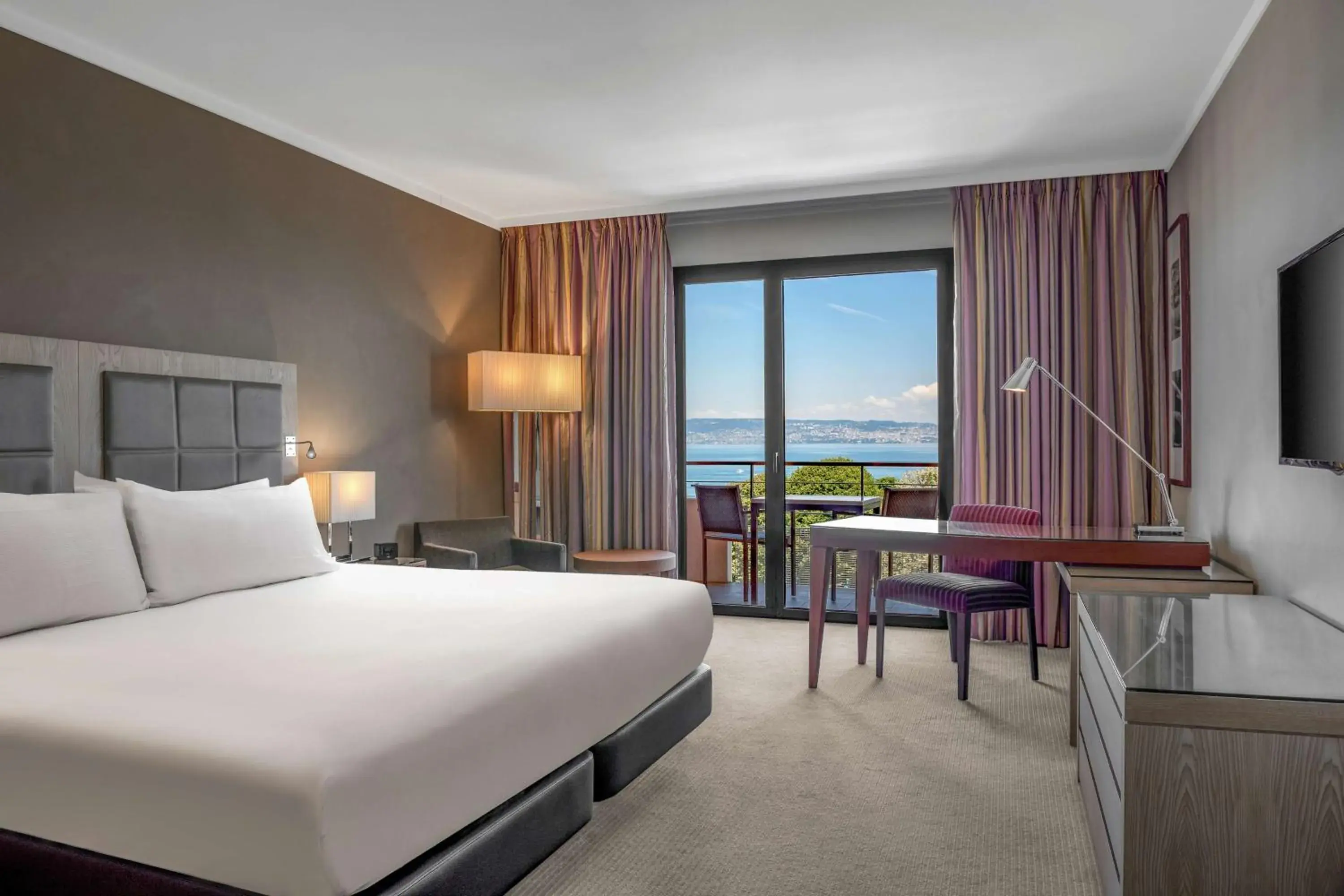 Deluxe King Room in Hilton Evian Les Bains Deluxe King Room in Hilton Evian Les Bains