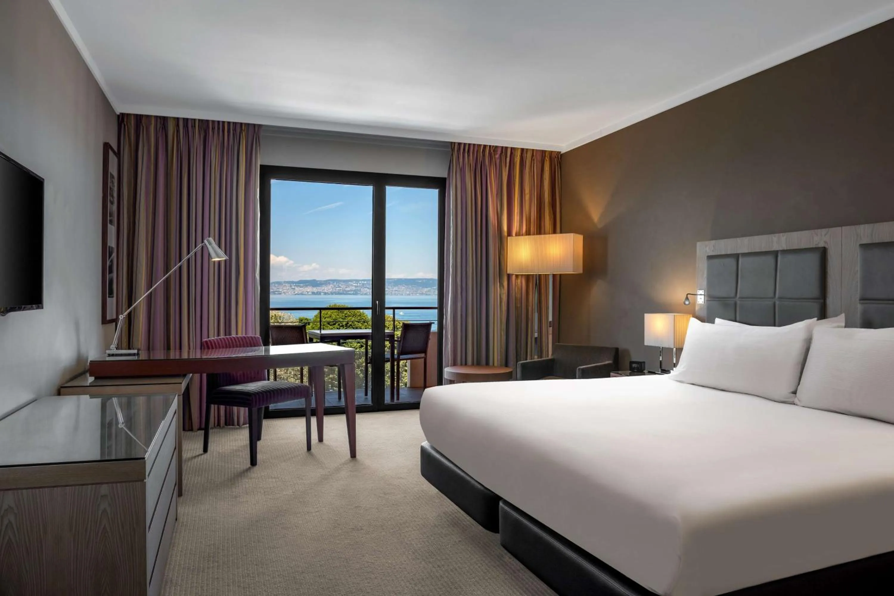 Bedroom, Bed in Hilton Evian Les Bains