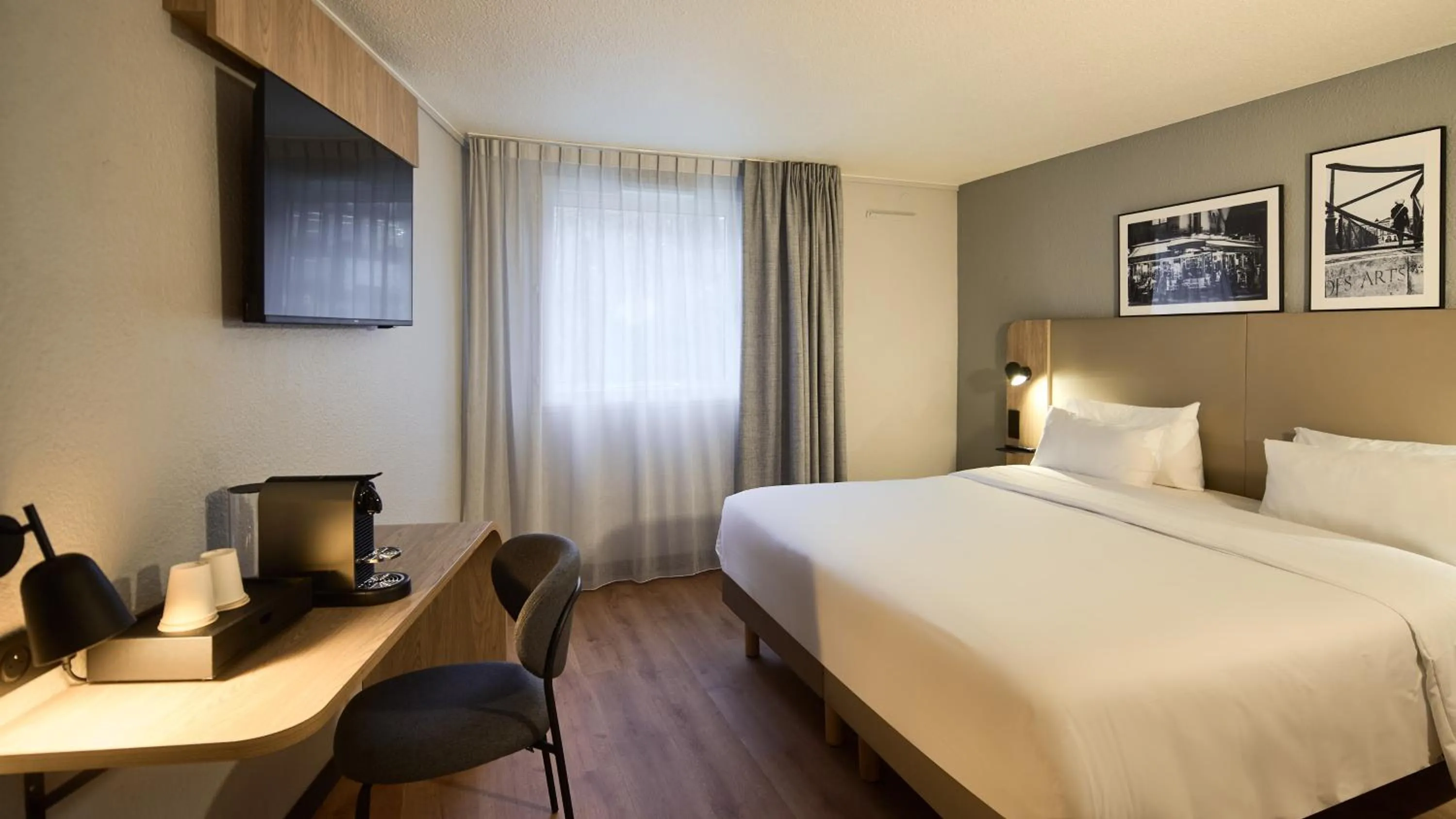 Photo of the whole room, Bed in Campanile PRIME - Arcueil