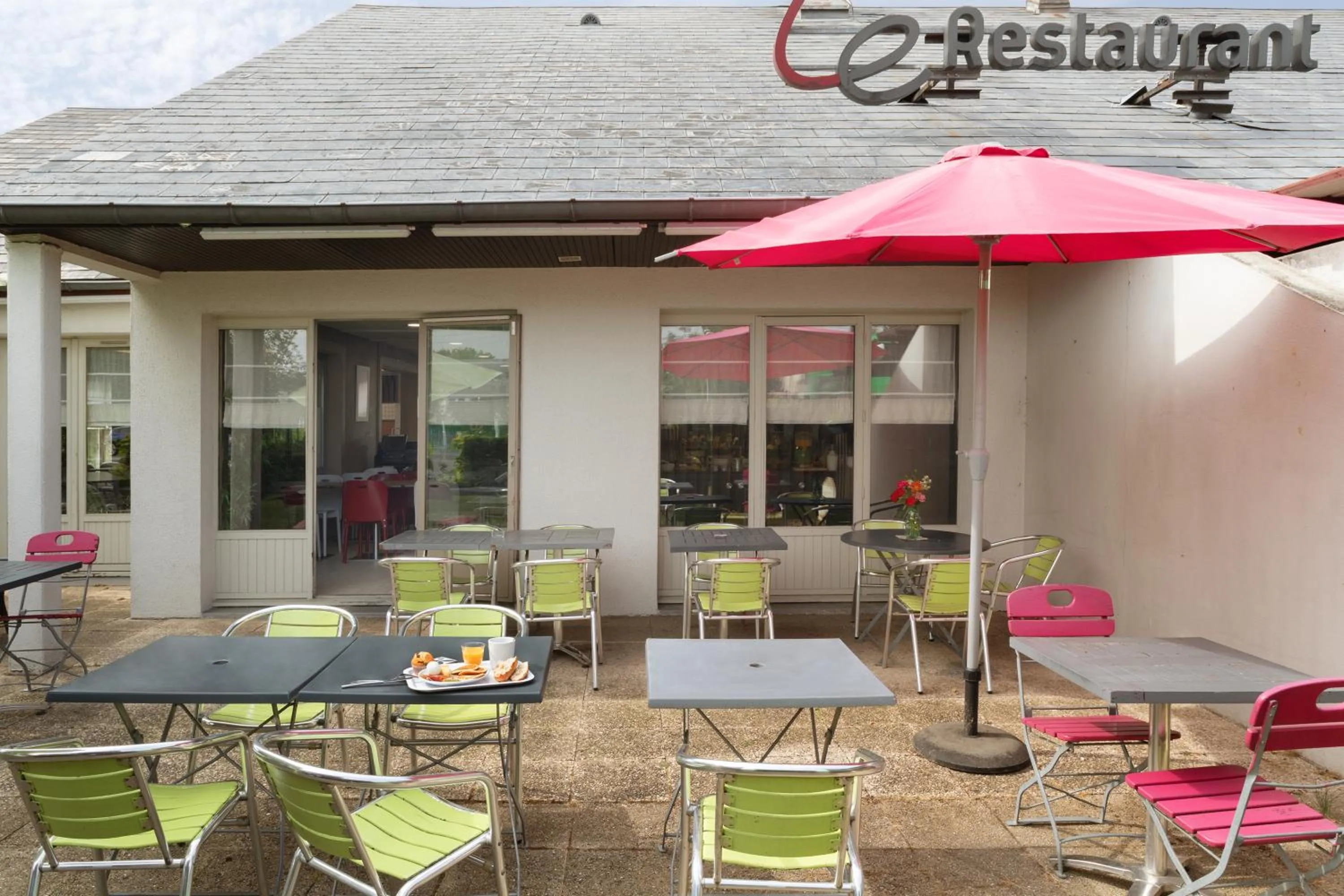 Patio in Hotel Morangis Orly