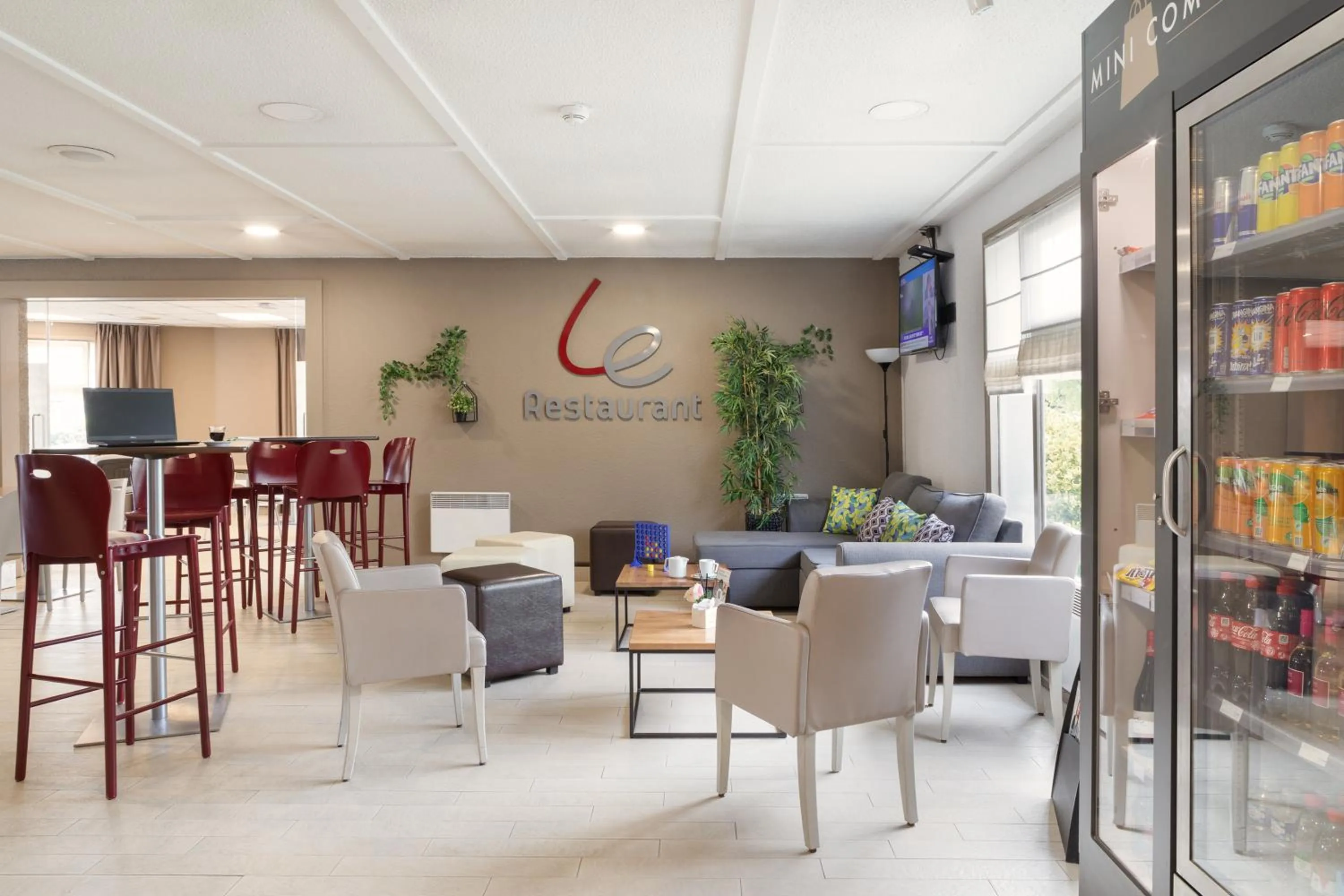 Communal lounge/ TV room in Hotel Morangis Orly