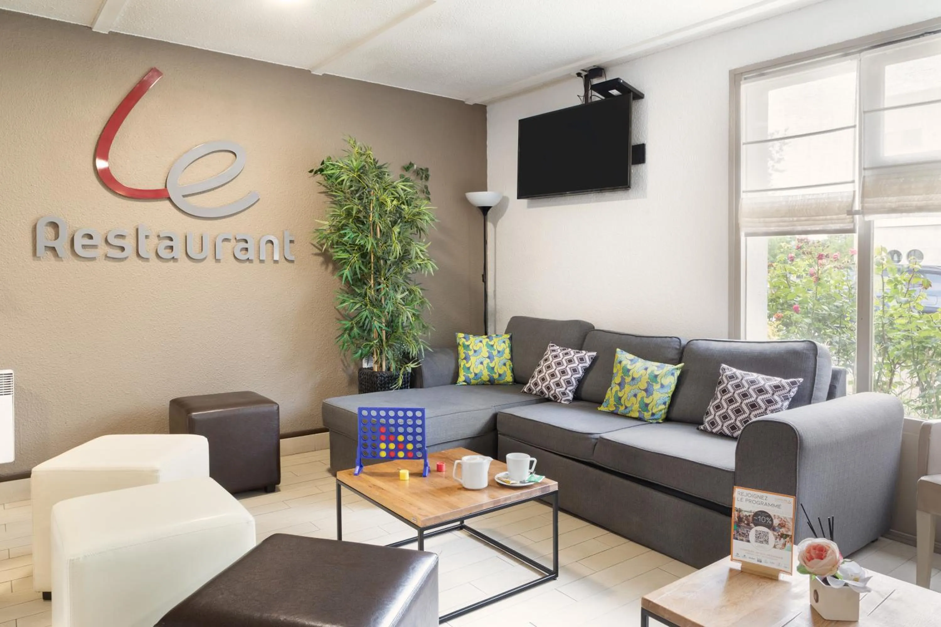 Communal lounge/ TV room in Hotel Morangis Orly