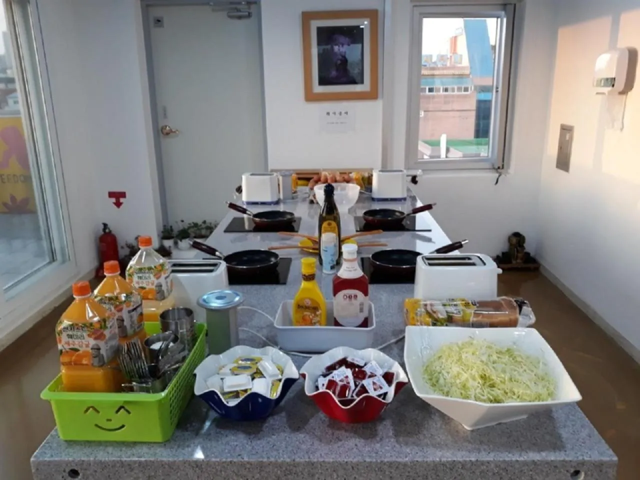 Communal lounge/ TV room in Big O Show Guesthouse