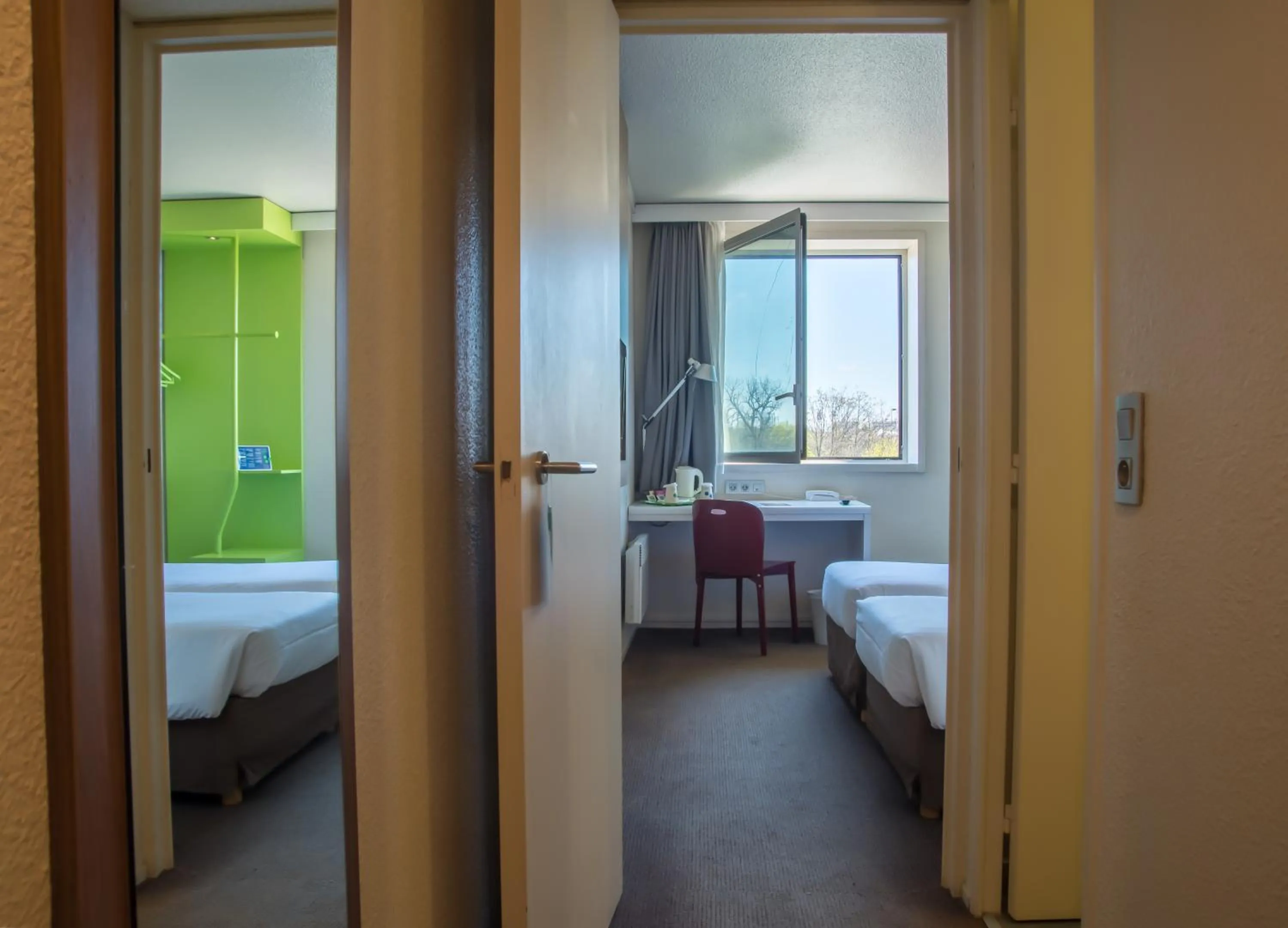 Bedroom, Bed in Campanile Nogent-Sur-Marne