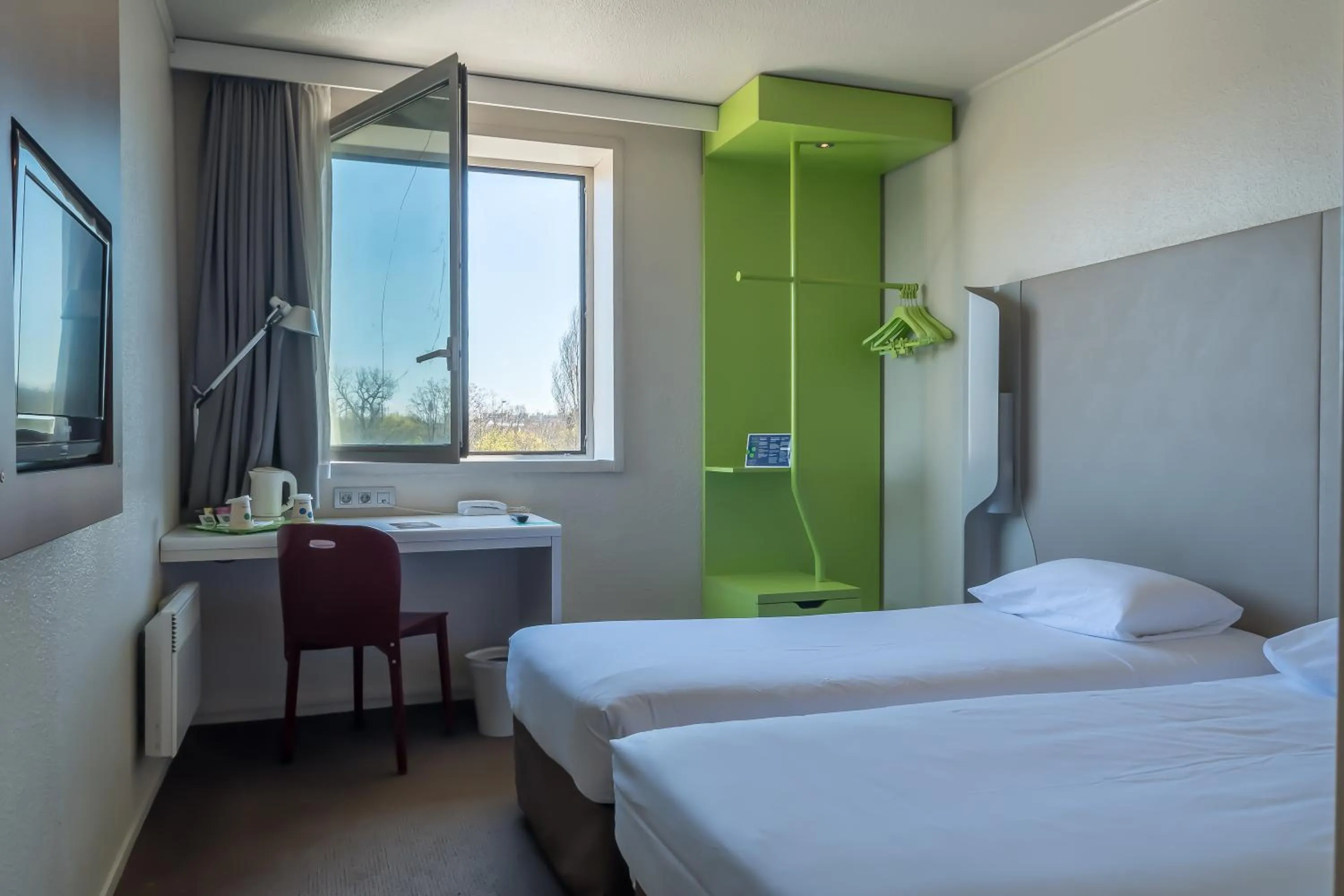 Bedroom, Bed in Campanile Nogent-Sur-Marne