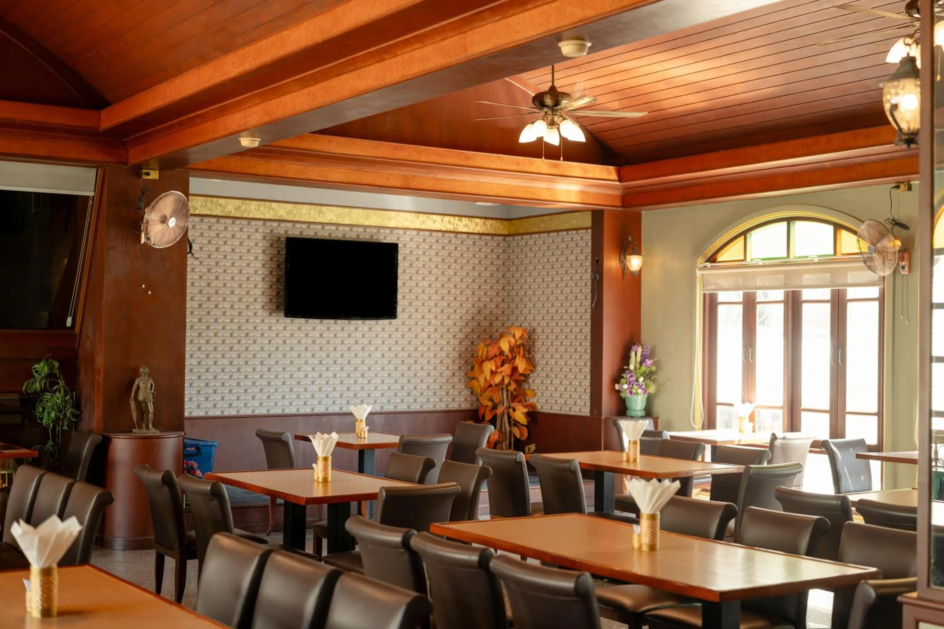 Restaurant/places to eat in Erawan Phangnga Hotel, Natai Beach