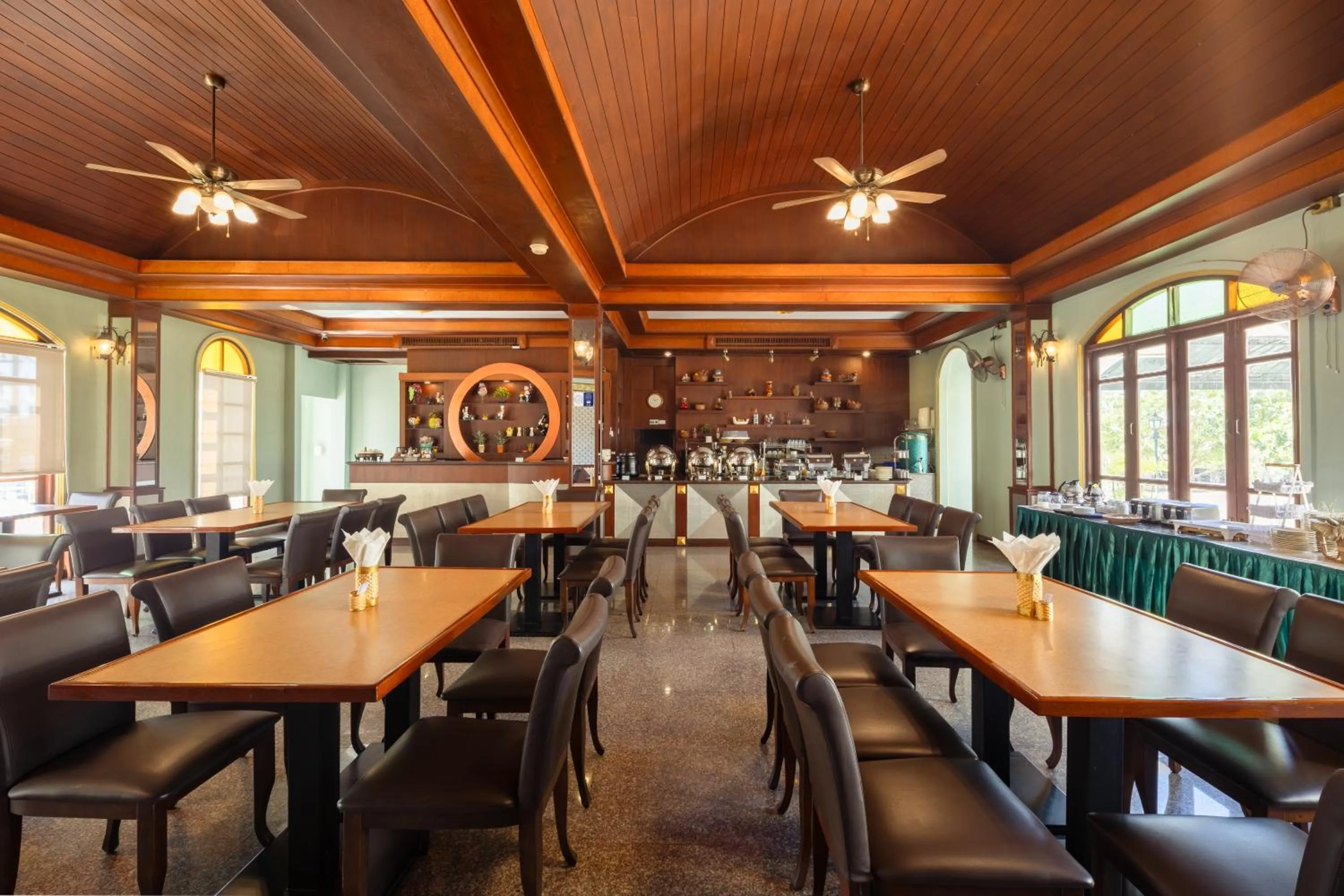 Restaurant/places to eat in Erawan Phangnga Hotel, Natai Beach