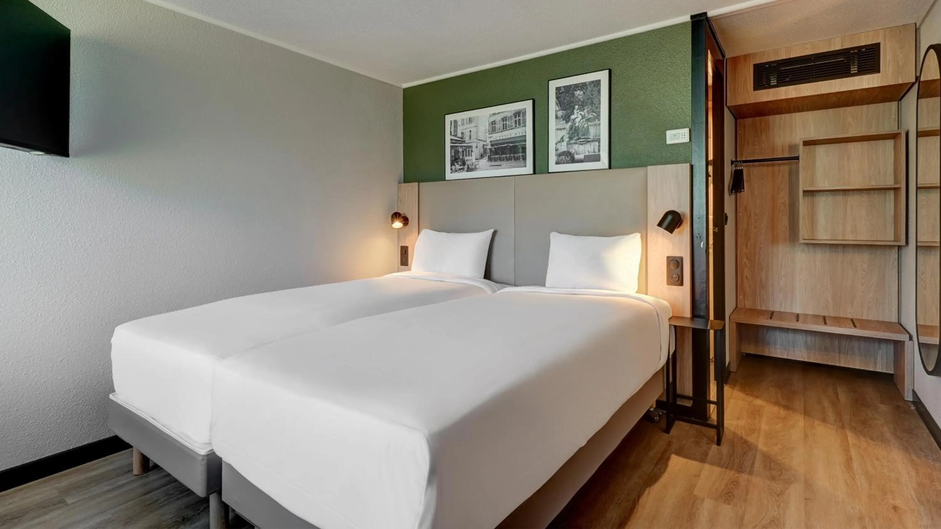 Photo of the whole room, Bed in Campanile Vierzon